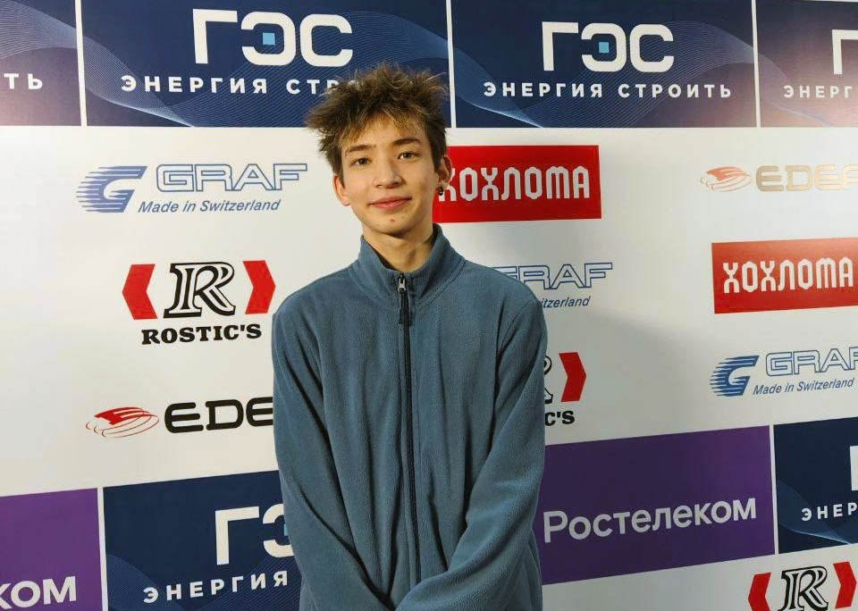 Бурятский фигурист Алдар Самбуев завоевал серебряную медаль юниорского гран при России в мужском одиночном катании набрав 226 28 баллов Перед этим он выиграл короткую программу по фигурному катанию Спортсмен набрал 76 93 балла опередив соперника на 0 98 балла Как сообщили в полномочном представительстве Бурятии в Москве Алдар Самбуев обучается в столичной спортивной школе олимпийского резерва им С А Жука Тренером спортсмена является Екатерина Моисеева
