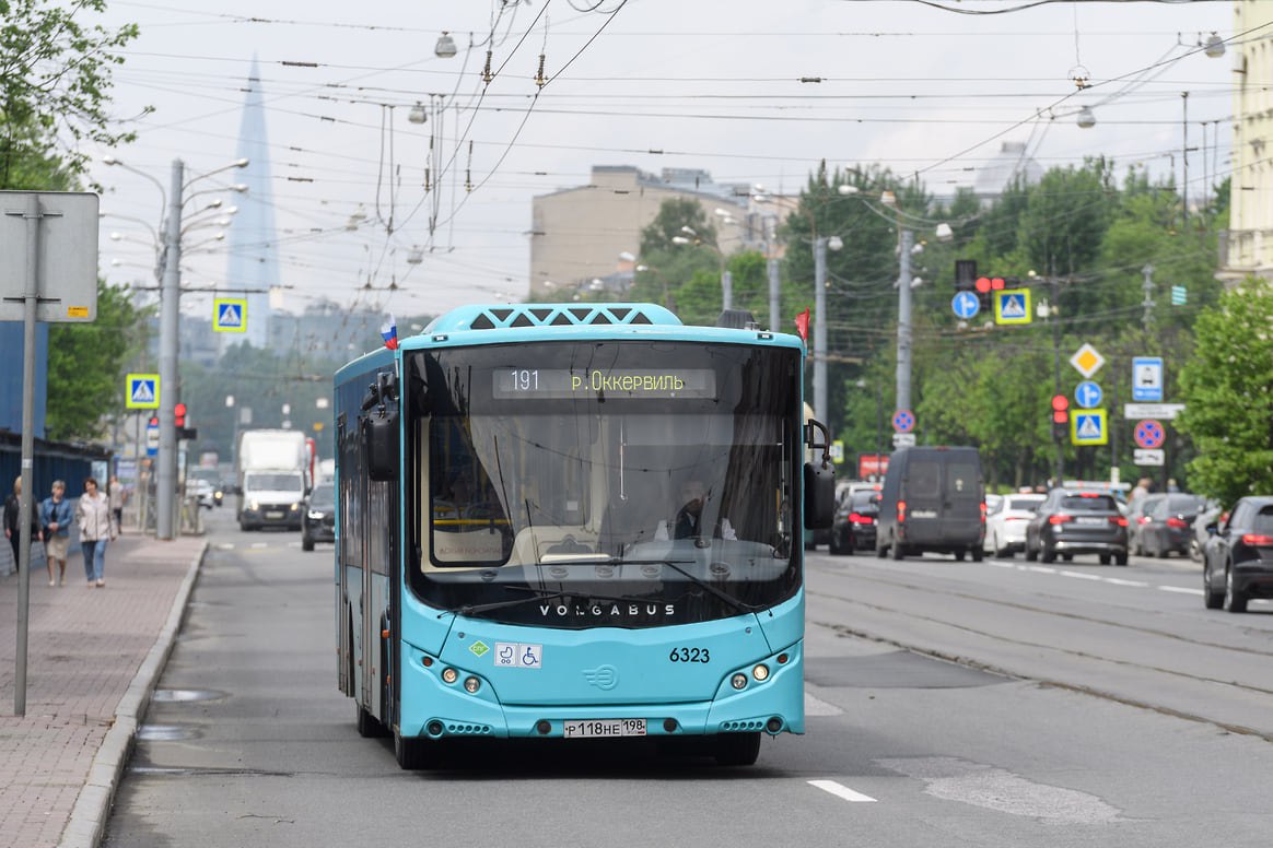 Смольный объяснил отсутствие регулярного ночного автобусного сообщения Комитет по транспорту объяснил отсутствие регулярного ночного автобусного сообщения в Петербурге. Документ выложил в Telegram-канале депутат Законодательного Собрания Алексей Цивилев 8 августа. В ведомстве пояснили: приоритет отдается маршрутам, востребованным в часы пик. Опыт прошлых лет показал, что ночные рейсы пользуются низким спросом — в среднем шесть пассажиров за поездку. Затраты на такие маршруты значительно превышают выручку. Ночные автобусы пускают только в праздники и во время массовых мероприятий, когда пассажиропоток возрастает. Фото: Евгений Павленко, Коммерсантъ