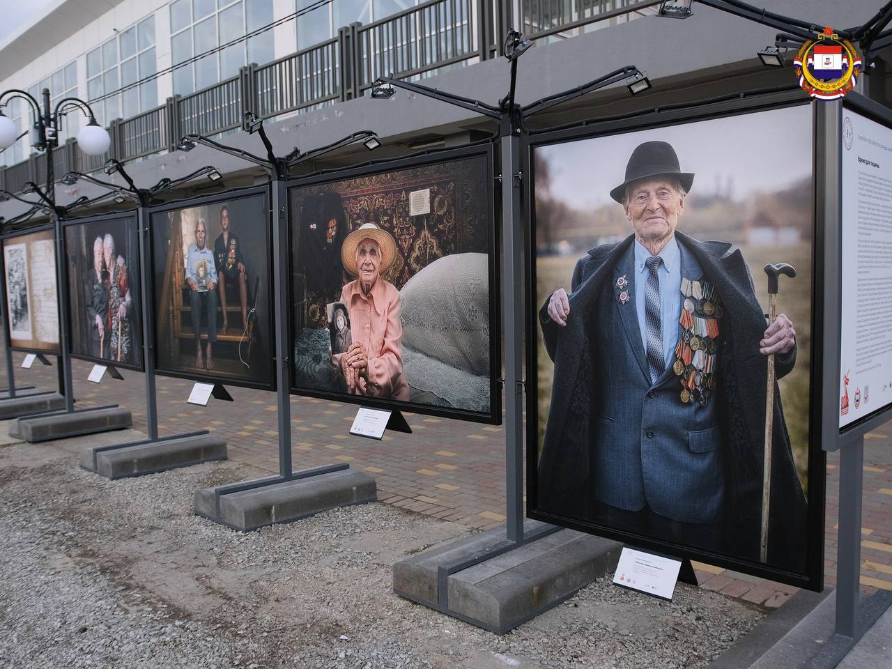 На набережной Инсара проходит выставка «Время для тишины» Ставропольский фотохудожник Андрей Смольников запечатлел на снимках портреты ветеранов. Над проектом он работает больше пяти лет и не планирует останавливаться. «Мне хотелось рассказать о людях, которые прошли через страшную войну, выстояли, не сломались, пережили, победили. Мне ничего даже и придумывать не пришлось. Я лишь «бессмертил» тех, кому на момент съёмки уже давно перевалило за 100 лет», – отметил автор. За каждой фотографией – семейная история длиной в десятки лет. Картины обычных человеческих жизней, не сломленных тяжелейшими испытаниями. Выставка будет украшать наш город до июля. А вы уже видели эти трогательные портреты? Фото: Егор Горин