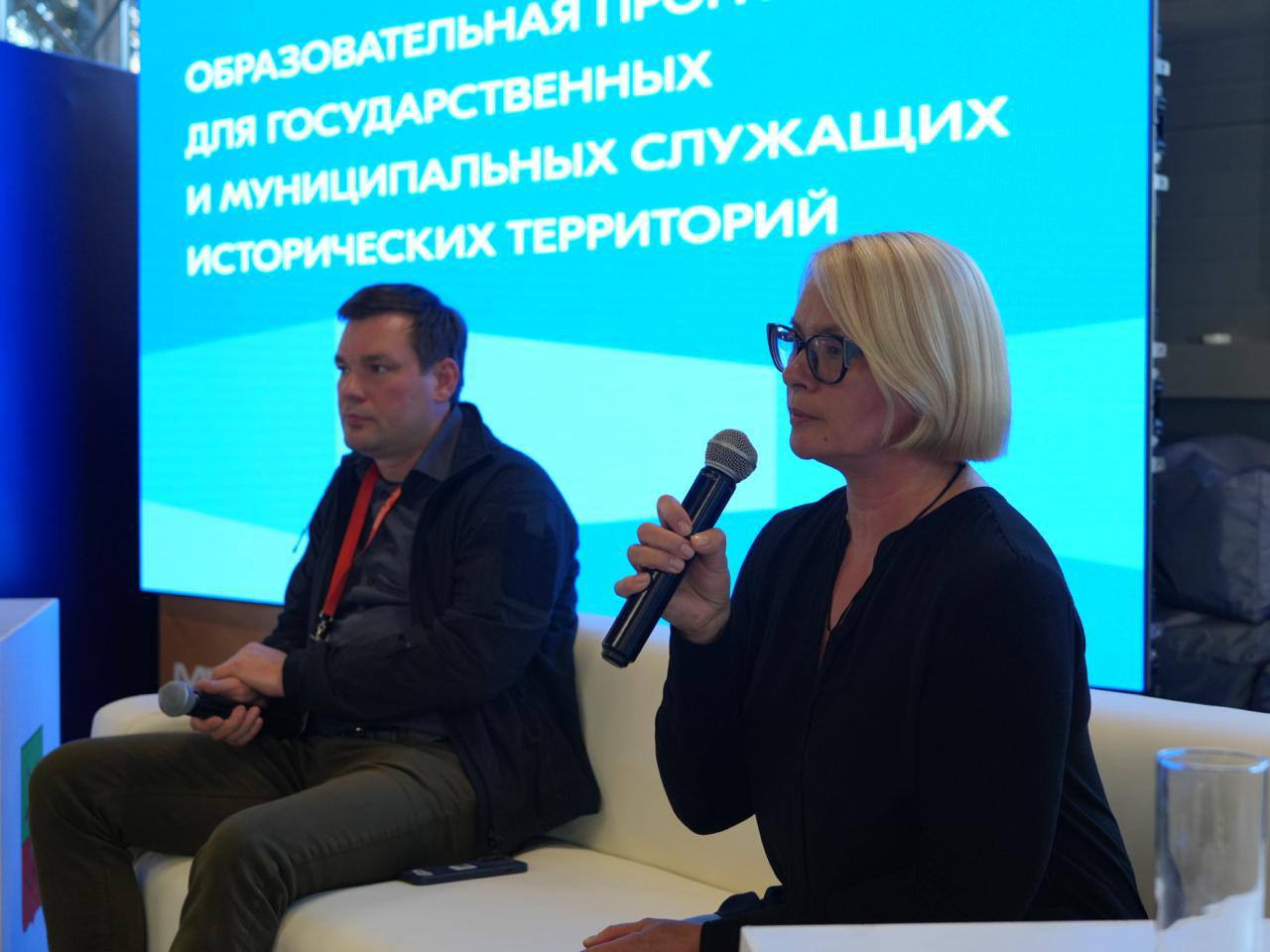 В Бердянске прошел интенсивный курс обучения молодых управленцев На площадке Центра созидания Маяк состоялся образовательный интенсив для государственных и муниципальных служащих Мероприятие объединило управленцев ДНР ЛНР Запорожской и Херсонской областей участников СВО Слушатели также познакомились с возможностями искусственного интеллекта обсудили проблемы привлечения молодых специалистов на муниципальную службу На образовательном мероприятии выступила участница проекта Zапорожские герои которая рассказала слушателям программы как прервала свое шестилетнее кругосветное путешествие и отправилась служить добровольцем на СВО Отмечу что подобные мероприятия помогают молодым госслужащим выстроить взаимодействие с гражданами выработать навыки антикризисного управления