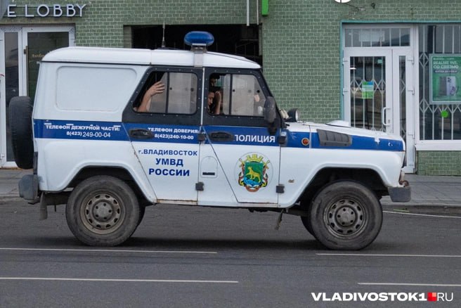 Жуткое видео с камеры видеонаблюдения установленной у детской площадки на Снеговой Пади появилось в Сети На нем 11 летний мальчик силой пытался запихнуть свои половые органы в рот 6 летнего ребенка После обращения родителей пострадавшего в отдел полиции 3 началась проверка сообщили в пресс службе УМВД по городу Владивостоку Ранее в Сети сообщалось что малыш не сразу рассказал родителям о произошедшем Отец утверждает что над его сыном издевались дважды Сейчас инспекторы по делам несовершеннолетних устанавливают обстоятельства инцидента и личности его участников Подписаться