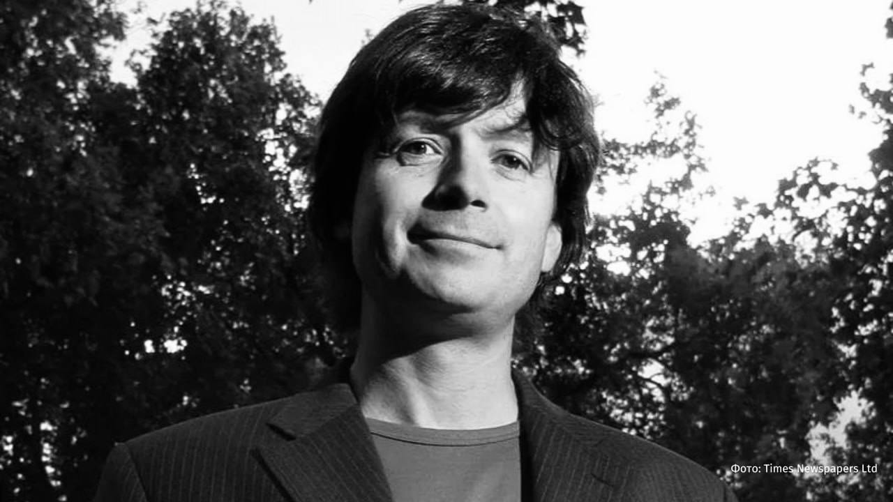 Основатель онлайн магазина ASOS погиб загадочным образом упав с 17 го этажа своей квартиры в Таиланде Об этом сообщает Daily Mail Сотрудники полиции заявили что версия о насильственной смерти 58 летнего Квентина Гриффитса не исключена до проведения дополнительных судебно медицинских экспертиз Гриффитс в последнее время находился в конфликте со своей бывшей женой из Таиланда ее обвиняют в краже 500 тыс компании которой они управляли вместе В прошлом году Гриффитс был арестован после того как она заявила что он подделал документы для продажи земли и акций компании без ее ведома Гриффитс отрицал выдвинутые против него обвинения и был отпущен после допроса Однако на момент его гибели расследование продолжалось РЕН ТВ ждет вас в MAX