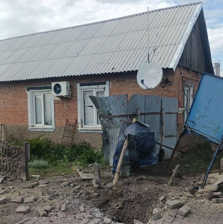 При обстреле села Новая Таволжанка Шебекинского округа пострадала женщина. У пострадавшей осколочное ранение ноги. Также при обстреле пострадал частный дом. Подписаться на «Пепел»