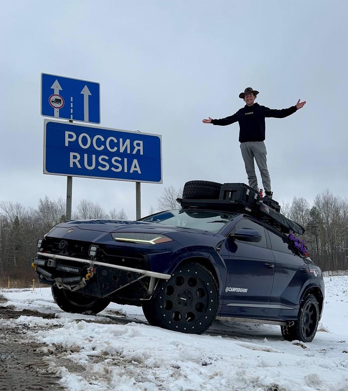 Парень из США выгорел на работе, продал всё и купил Lamborghini Urus, чтобы жить в ней, путешествовать по миру и вести свой блог.  За 580 дней он уже побывал в 31 стране, проехал Молдову и Беларусь. Сейчас он едет по России.   просто выбрал счастье вместо выгорания