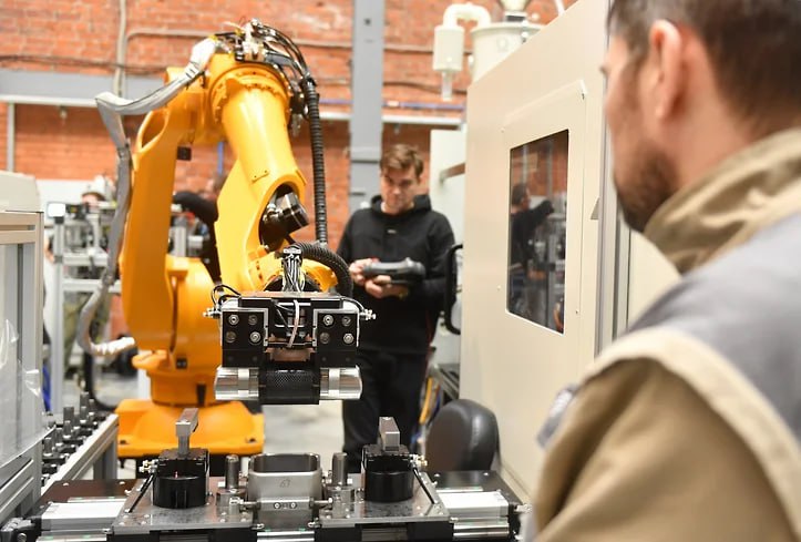 Отечественный рынок промышленных роботов при оптимистичном сценарии до 2030 года может расти примерно на 38 ежегодно За прошедший год его объем составил 7 86 млрд руб Консервативный сценарий развития рост на 14 в год реализуется при сохранении значимых внешних ограничений а также медленном росте производственной базы и низком уровне внедрения инноваций Аналитики же считают что отрасли не хватает триллионов инвестиций для реализации оптимистичного сценария jkinvest news jkinvest