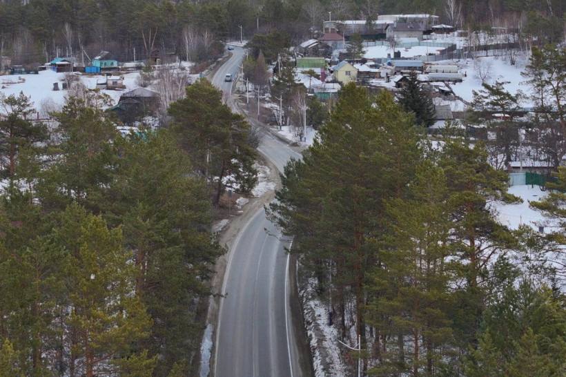 В районе села Новинка выпрямят несколько поворотов на трассе Благовещенск Свободный Работы пройдут на отрезке между 43 м и 45 м километрами Сделать это надо чтобы привести проезжую часть в нормативное состояние и обеспечить безопасность движения На чуть более 1 5 километра укрепят водопропускные трубы уложат два слоя асфальта обновят дорожные покрытия тротуары установят новые автобусные павильоны проведут монтаж барьерных и пешеходных ограждений и нанесут разметку ampravda
