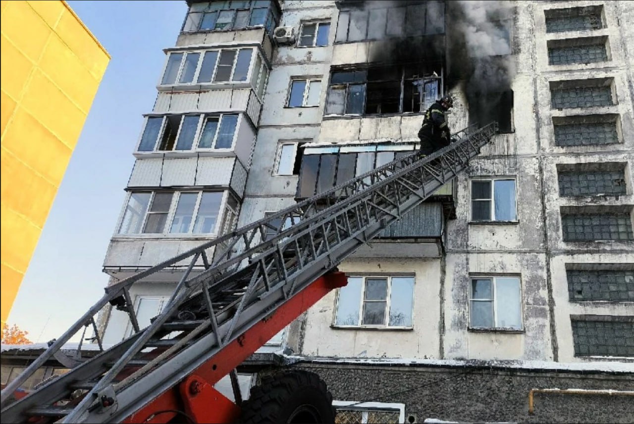 Пожарные спасли 5 человек из горящей многоэтажки в Челябинске В Металлургическом районе 25 января загорелась квартира в девятиэтажке Из задымленного подъезда самостоятельно вышли 25 человек среди них был и ребенок Пострадал один из жильцов ему понадобилась медпомощь Пожар произошел на четвертом этаже дома по улице Богдана Хмельницкого Хозяин загоревшейся квартиры не пострадал он успел самостоятельно покинуть опасную зону Пятерых жильцов в том числе ребенка сотрудники МЧС вывели со спасательными комплектами Возгорание на площади 40 квадратных метров было оперативно потушено силами 13 человек личного состава с привлечением четырех единиц техники уточнили в ГУ МЧС На седьмом этаже спасатели обнаружили мужчину без сознания надышавшегося продуктами горения Его передали бригаде скорой помощи По предварительным данным причиной стало неосторожное обращение с огнем прокомментировали в чрезвычайном ведомстве Подписаться на vecherchel   Поддержать Читать в Мах