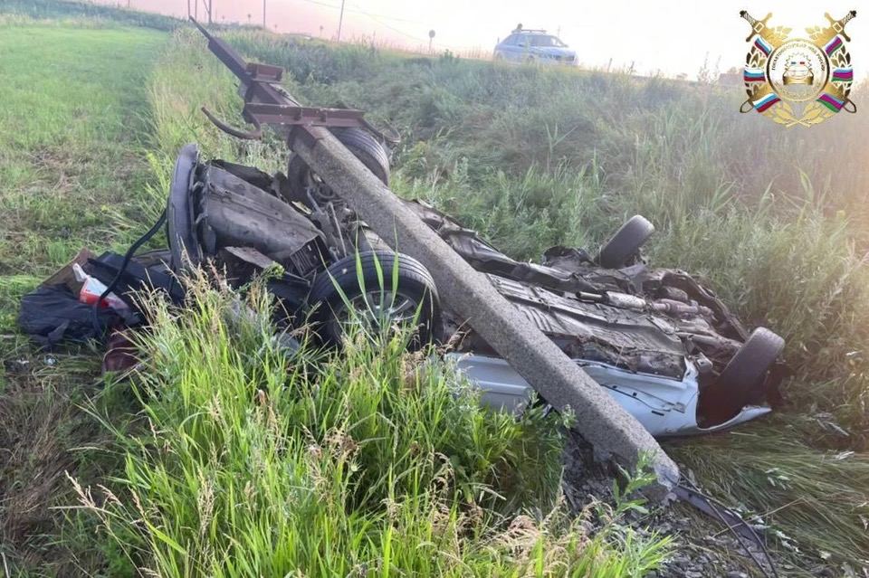 На Кубани в ДТП погиб 21-летний водитель  Hyundai Sonata вылетел с трассы в Красноармейском районе и врезался в электроопору.  Машина перевернулась. Водитель погиб на месте. Пассажиры — 18-летний парень и 20-летняя девушка — получили травмы.