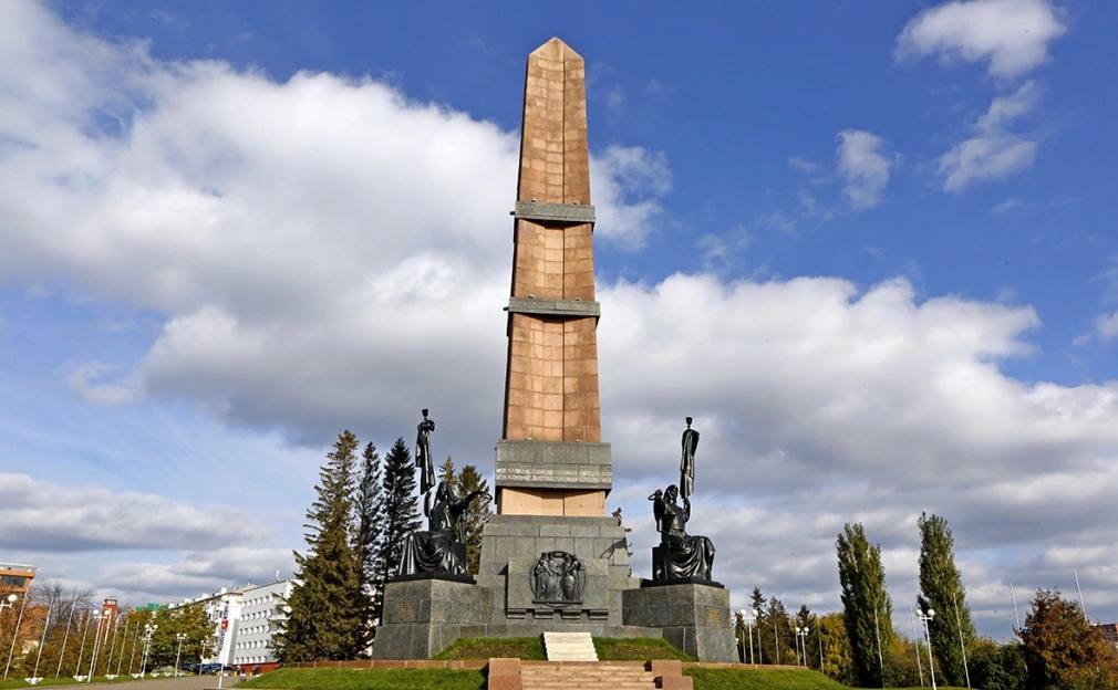 ВНЗМ не смог продлить договор на застройку квартала у монумента Дружбы Акционерная компания «Востокнефтезаводмонтаж» АК ВНЗМ проиграла в апелляции иск к администрации Уфы о продлении договора развития застроенной территории, ограниченной проспектом Салавата Юлаева, улицами Коммунистической, Посадской, Октябрьской Революции и территорией сквера у монумента Дружбы. 18-й арбитражный апелляционный суд оставил в силе решение, принятое Арбитражным судом Башкирии в январе 2025 года. В администрации Уфы уверены, что строительная компания не намерена воплощать планы по развитию территории у южного въезда в город. АК ВНЗМ получила от мэрии право на снос и застройку территории за монументом еще в 2013 году. В течение десяти лет компания так и не смогла приступить к работам в полной мере. Все, что сделал застройщик, это поставил ограждение вдоль проспекта Салавата Юлаева, местами провел отсыпку и начал вырубать деревья и кустарники. А в 2021 году компания обратилась в московское архитектурное бюро «Остоженка», чтобы провести актуализацию концепции будущего квартала и проработать «маркетинговую стратегию вывода нового жилого комплекса на рынок города Уфы». РБК-УФА