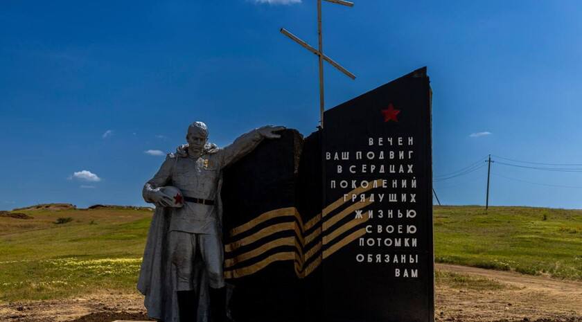 Специалисты «Автодора» заменили поврежденные железобетонные плиты у памятника советским воинам близ села Верхняя Покровка, а также обустроили площадки для остановки автотранспорта. Об этом сообщил Заместитель Председателя Правительства Российской Федерации Марат Хуснуллин. «В Червоной Поляне ЛНР расчистили территорию, отремонтировали и покрасили бетонные поверхности, у памятника советским воинам близ села Верхняя Покровка заменили поврежденные железобетонные плиты и обустроили площадки для остановки автотранспорта» Госкомпания «Автодор» провела работы по благоустройству возле 9 памятников в Республике. #80летПобеды