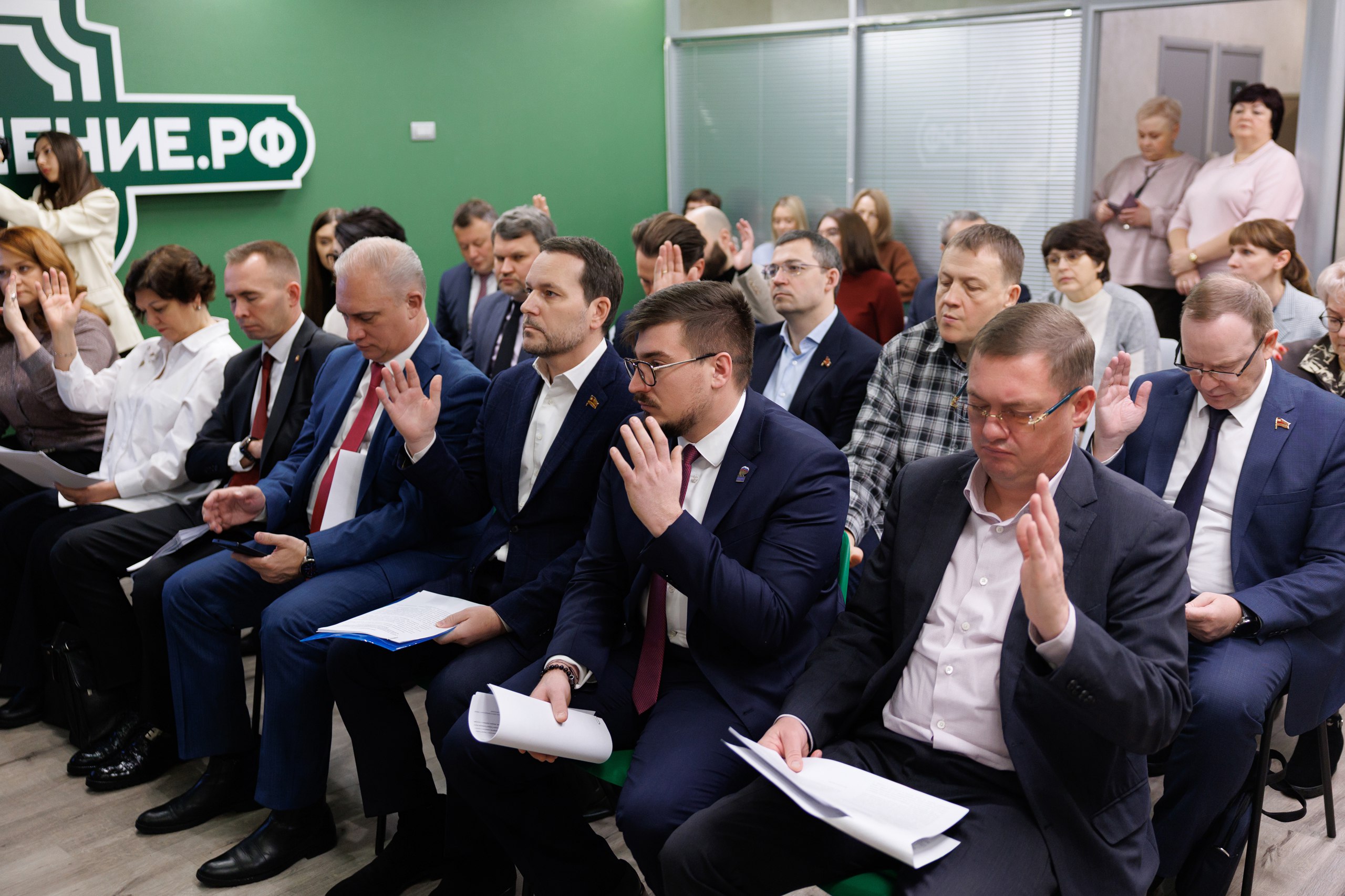 В Челябинской области продлят до конца 2028 года программу Земский фельдшер gubernia74 ru articles news 1137658 Депутаты комитета по социальной политике Законодательного собрания Челябинской области поддержали продление действия закона О единовременной выплате медицинским работникам Как объяснили в региональном парламенте ранее губернатор Алексей Текслер предложил к закону поправки чтобы медицинские работники получали положенную выплату до 31 декабря 2028 года t me chgub