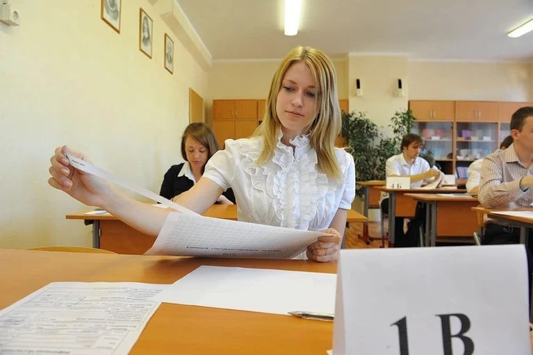 ЕГЭ в 2026 году не отменят Единый государственный экзамен в следующем году пройдет в штатном режиме, сообщил глава Рособрнадзора Анзор Музаев на Петербургском международном экономическом форуме ПМЭФ . По его словам, попытки отменить экзамен предпринимались и могут продолжаться, но они не находят поддержки. Музаев подчеркнул, что школьники могут быть уверены: выпускной экзамен в 2026 году состоится. Руководитель ведомства отметил, что существующая модель ЕГЭ остается одной из самых объективных и качественных в мире.