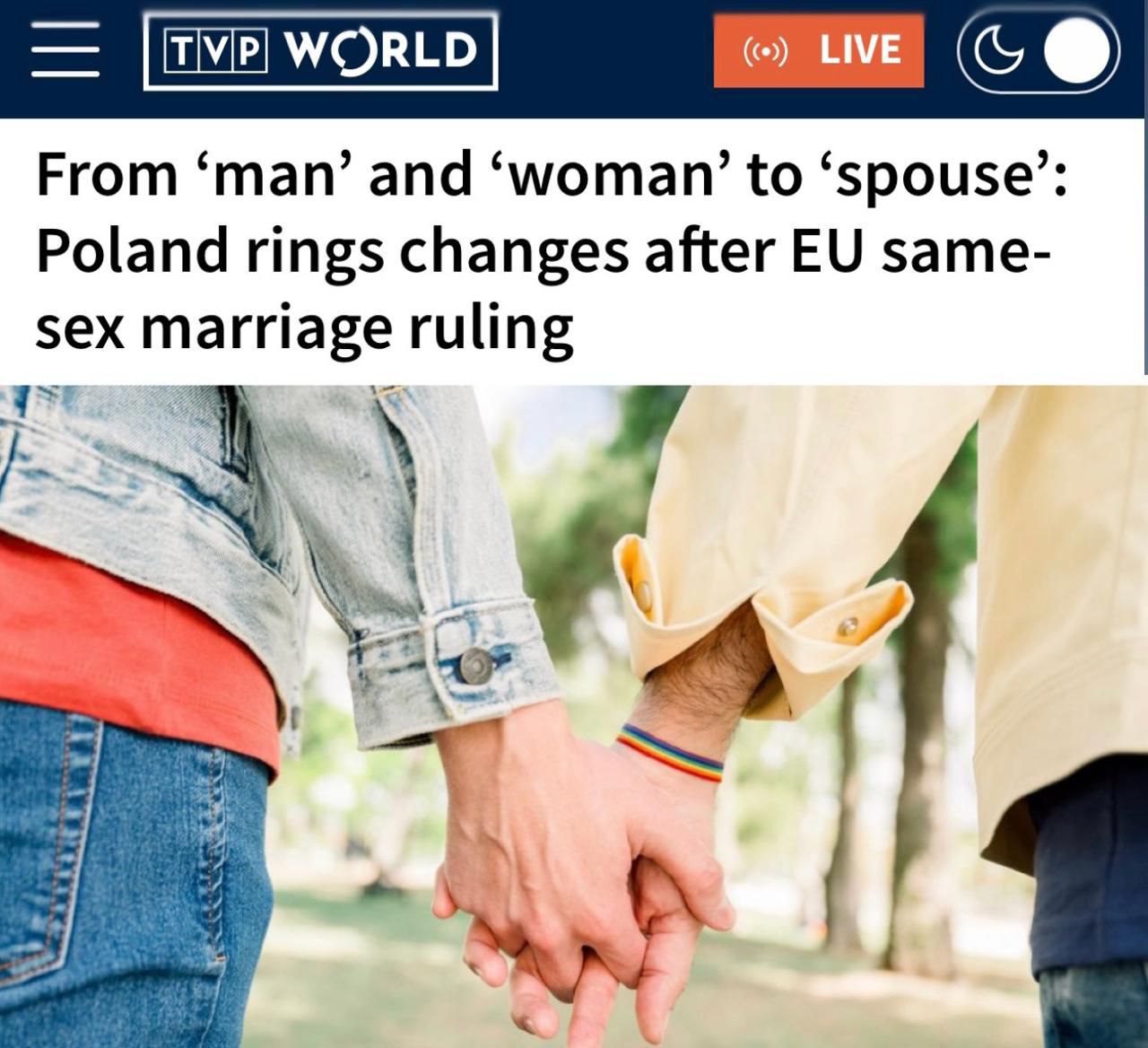 От мужа и жены к супругу В Польше в свидетельствах о браке термины женщина и мужчина заменят на формулировки первый супруг и второй супруг В Польше в официальные документы будут введены гендерно нейтральные формулировки после того как высшая судебная инстанция ЕС постановила что государства Евросоюза обязаны признавать однополые браки законно заключённые в других странах членах Хоть в Польше и запрещены однополые браки по решению суда государство должно признавать подобные браки заключенные за рубежом Среди предлагаемых изменений замена слов женщина и мужчина на первый супруг и второй супруг Решение Суда ЕС это не вопрос идеологии а юридическое обязательство которое Польша обязана выполнять министр цифровизации Польши Гавковский newsEconomics