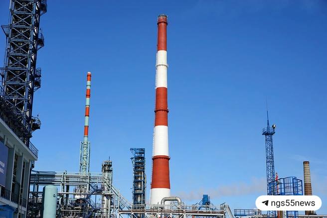 На омском нефтезаводе запретили использовать мобильные телефоны и другие устройства с геолокацией, пишет BAZA. Согласно приказу директора ОНПЗ, сотрудникам предприятия нельзя проносить телефоны и въезжать на ОНПЗ на машинах с навигатором. Исключение — кнопочные мобильные, но только если в них нет GPS. За нарушение запрета рядовым сотрудникам выпишут штраф — 5 тысяч рублей, подрядчика могут наказать на 100 тысяч. Запреты ввели в качестве защиты от диверсий и терактов. Мы направили запрос руководству НПЗ, ждем ответа. ⏹