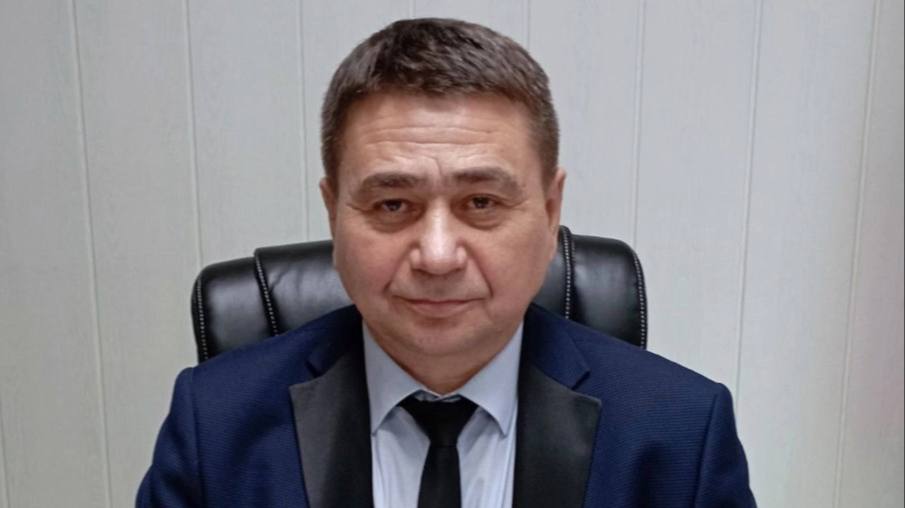 Главу округа в Пермском крае заперли в машине силовиков, администрацию штурмует ОМОН С самого утра здание мэрии в посёлке Кочево оказалось в осаде: Следственный комитет и ОМОН проводят обыски. Глава Кочевского округа Александр Юркин уже несколько часов находится в машине силовиков — в администрацию его так и не пустили. По данным источников, внимание СК связано с махинациями при переселении граждан из аварийного жилья и закупке квартир для детей-сирот. Ещё в 2022 году краевое управление жилищных программ указывало Юркину на недопустимое качество жилья, но тот проигнорировал претензии. Информация была передана в прокуратуру и СК, где, судя по всему, теперь решили действовать.