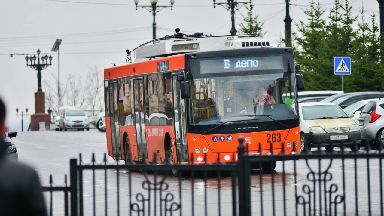 Окна не открыть: от жары задыхаются хабаровчане в новых троллейбусах Многие из новых троллейбусов, закупленные мэрией в предыдущие два года, оказались не готовы к душному и жаркому хабаровскому лету. По словам пассажиров, кондиционеры там часто не работают, а форточки и люки невозможно открыть. В итоге люди задыхаются, пока водитель сидит в отдельной кабине и не знает, что творится в салоне. Прочитать статью полностью
