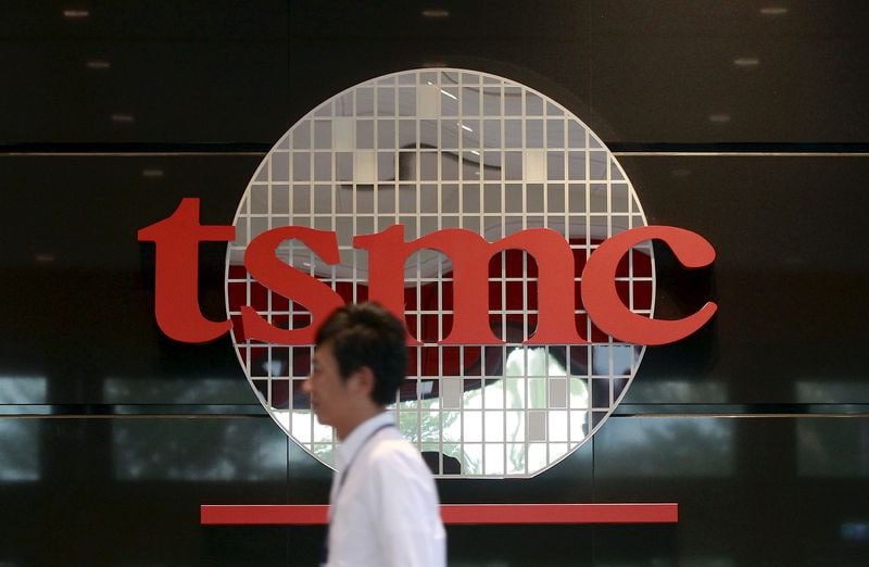 Taiwan Semiconductor Manufacturing Corp зафиксировала рекордно высокую прибыль в третьем квартале в четверг поскольку крупнейший в мире контрактный производитель чипов продолжает наблюдать повышенный спрос на инфраструктуру искусственного интеллекта TSM TSMC сообщила о чистой прибыли в размере 452 30 млрд тайваньских долларов 14 75 млрд за три месяца до 30 сентября Эта цифра превысила оценку Reuters LSEG в 417 7 млрд тайваньских долларов и стала самой высокой квартальной прибылью компании за всю историю jkinvest news jkinvest