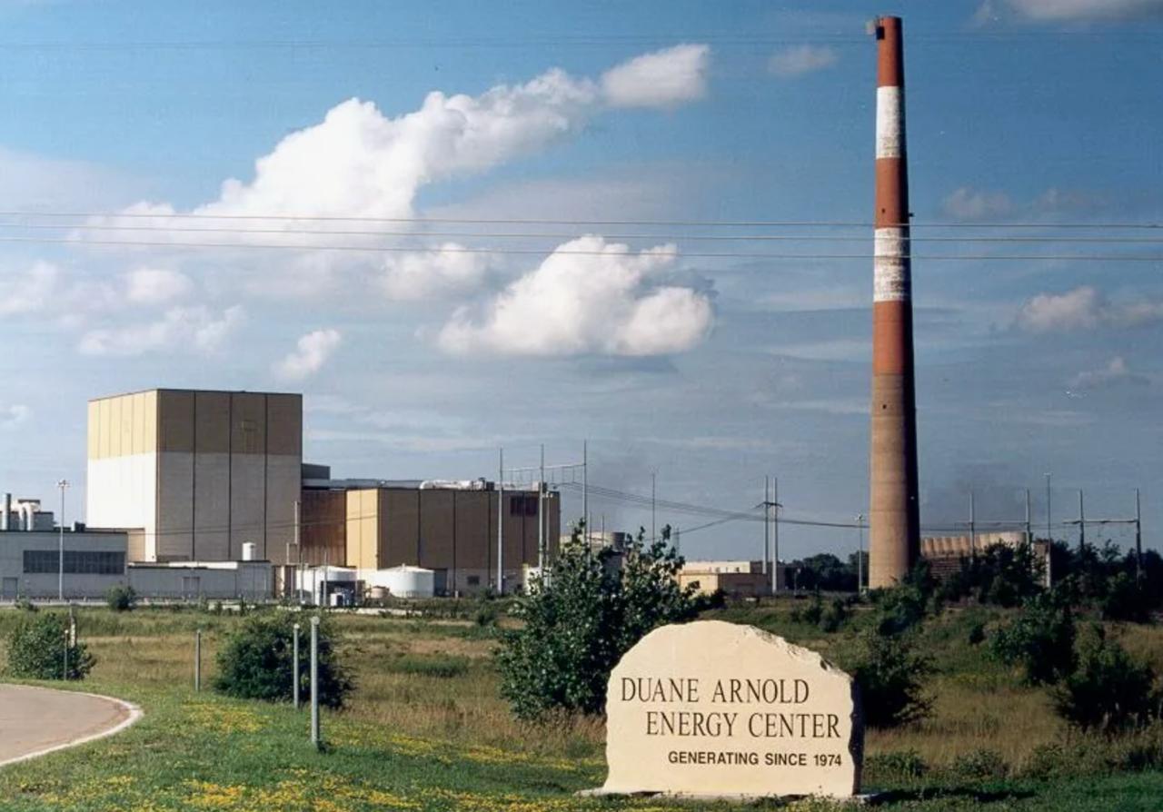 Google и NextEra планируют перезапустить Энергетический центр АЭС Duane Arnold мощностью 615 МВт к 2029 При условии получения одобрения регулирующих органов конечно После ввода АЭС в эксплуатацию Google будет закупать произведённую электроэнергию в течение 25 лет Что не потребит Google выкупит Central Iowa Power Cooperative CIPCO