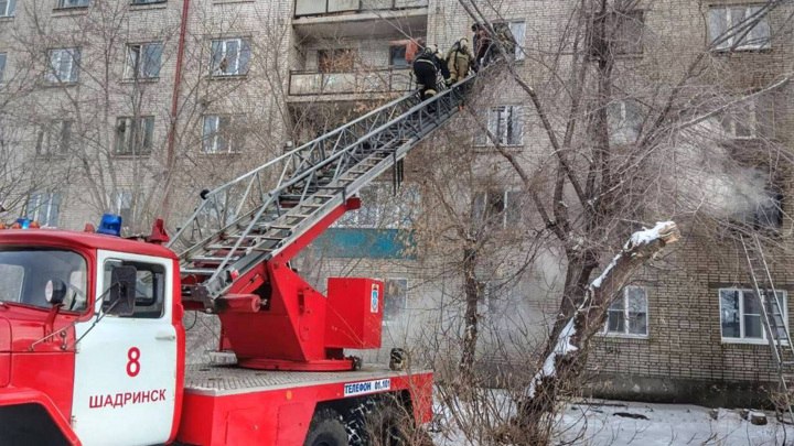 В Шадринске Курганской области сотрудники МЧС эвакуировали 51 человека из горящего общежития, используя самоспасатели и автолестницу. Среди спасенных — 15 детей.