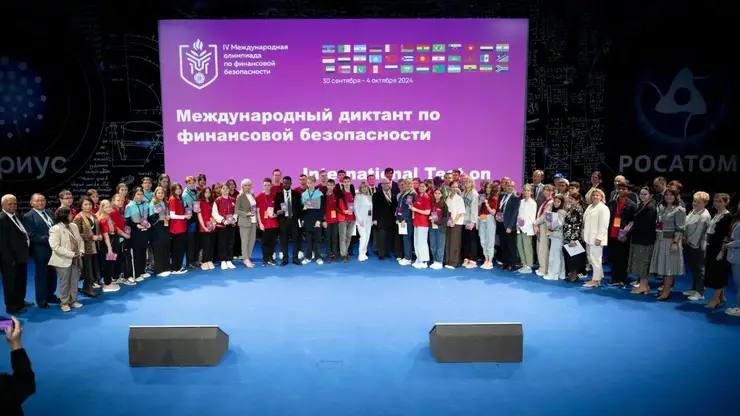 Международный диктант по финансовой безопасности стартует 1 сентября 2025 года 1 сентября 2025 года будет дан старт масштабному онлайн проекту Международному диктанту по финансовой безопасности 2025 Участие в нём бесплатное и открыто для всех желающих на официальном сайте rosfindictant ru Организаторы подготовили 20 интерактивных вопросов охватывающих самые актуальные темы финансовой и цифровой безопасности включая современные мошеннические схемы с криптовалютой и искусственным интеллектом а также правила цифровой гигиены Фото rosfindictant ru Подписаться на sibnovosti ru предложить новость