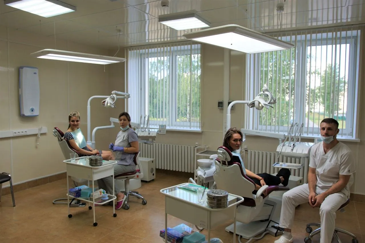 Новое отделение стоматологической поликлиники открыли в Петербурге В Выборгском районе Петербурга появилась новая современная стоматология Отделение открыли на базе поликлиники 4 Помещение рассчитано почти на 100 посещений в смену На первом этаже размещены кабинеты детской и хирургической стоматологии Также оборудована комфортная зона ожидания с игровой комнатой для маленьких пациентов В лечебных кабинетах установлено высокотехнологичное оборудование в основном отечественного производства Прием ведут терапевты хирурги стоматологи ортопеды и ортодонты Отдельное внимание уделено маломобильным пациентам