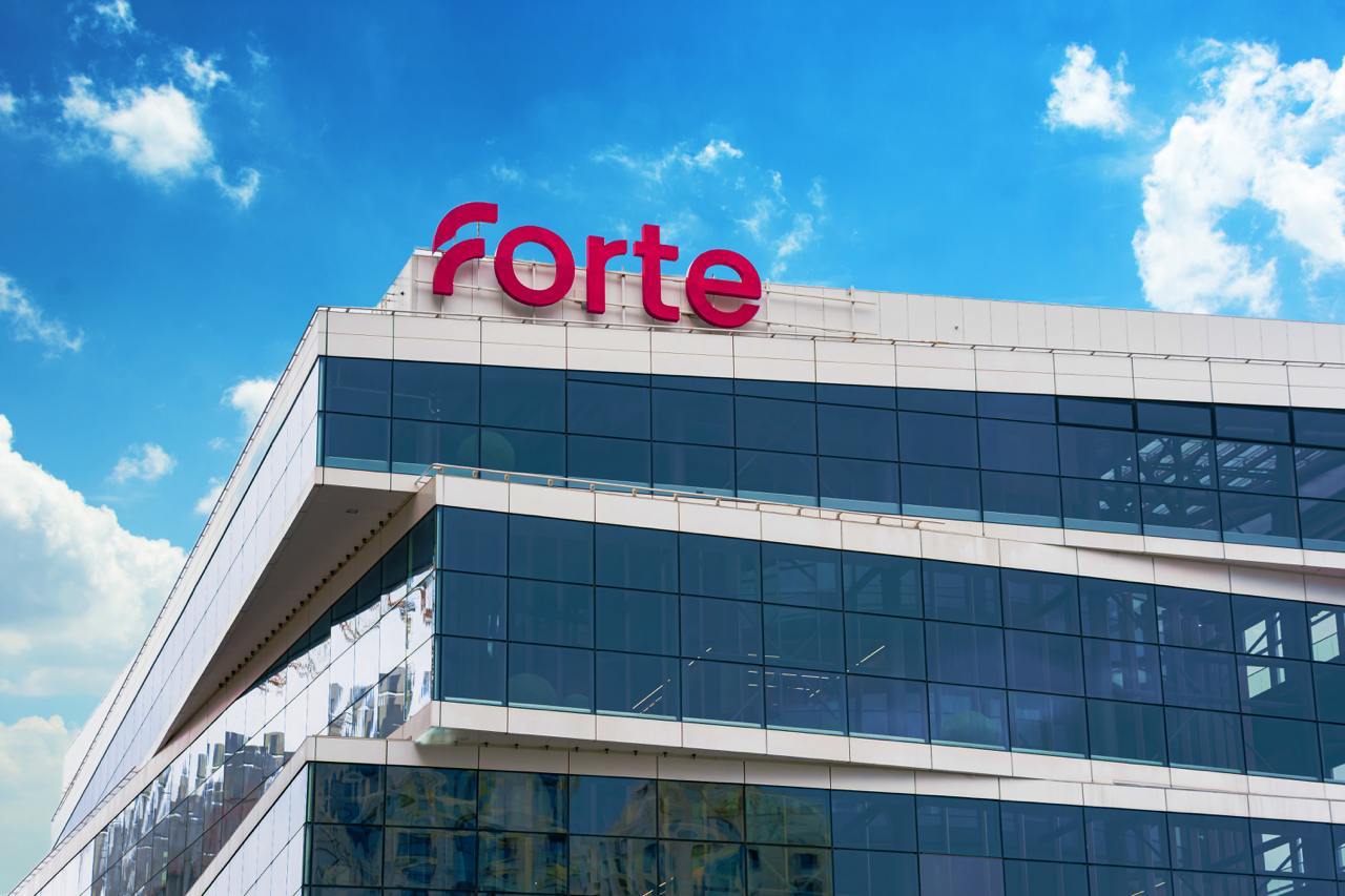 ForteBank покупает казахстанский Home Credit Bank ForteBank объявил о достижении принципиальной договорённости о покупке 100 % акций казахстанского Home Credit Bank, сообщили в компании. Завершение сделки ожидается после получения разрешений регулирующих органов, включая согласования со стороны Агентства по защите и развитию конкуренции и Агентства Республики Казахстан по регулированию и развитию финансового рынка. В компании отметили, что клиенты АО «ForteBank» и АО «Home Credit Bank» будут обслуживаться на прежних условиях — все действующие договоры сохраняют силу. Обязательства банков будут исполняться в полном объёме. • Фото: ForteBank.