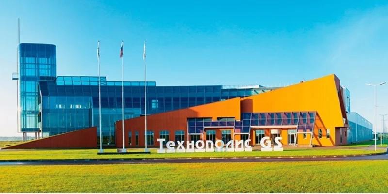 Компания GS Nanotech, входящая в состав холдинга GS Group, осуществила корпусирование опытной партии микросхем на подложках из 26 слоёв, что стало первым в России опытом сборки микросхем такой сложности Крупные зарубежные вендоры уже освоили корпусирование на подложках из 50 слоёв, но в России прежде производители работали с подложками до 16 слоёв Для успешного выполнения задачи по корпусированию такого уровня специалисты GS Nanotech совместно с заказчиком в лице компании Malt System создали специальную подложку из 26 слоёв В дополнение к этому они разработали технологию установки восьми кристаллов в один корпус методом flip-chip с дополнительным монтажом более 200 SMD-компонентов В компании освоенную технологию называют «корпусированием мирового уровня» Отмечается, что выход годных чипов опытной партии составил 100 % Корпусирование микросхем такого уровня стало вызовом для компании, ведь до нас никто не корпусировал микросхемы такого порядка. Но благодаря наработанным компетенциям мы успешно справились с этой задачей Научный руководитель Malt System Сергей Елизаров рассказал, что выбор GS Nanotech в качестве подрядчика был неслучайным, поскольку совместная работа позволила достичь того, что «практически невозможно реализовать, например, при сотрудничестве с китайскими компаниями — наладить полноценную кооперацию и получать быструю и технически грамотную обратную связь» Он также добавил, что сотрудники GS Nanotech занимались проектированием, изготовлением подложки и корпусированием микросхем, тогда как специалисты Malt System осуществляли моделирование всех промежуточных версий, своевременно выдавая замечания по топологии и дизайну подложки Они также занимались тестированием подложки и собранной микросхемы