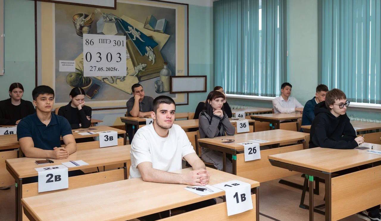 В Югре завершился основной период сдачи ЕГЭ. В копилке автономного округа 60 стобалльных результатов по химии, истории, литературе, русскому языку, физике, географии, биологии, информатике, английскому языку, математике. Два выпускника набрали максимальные баллы сразу по двум предметам: Кристина Зражевская из Гимназии города Нягань – 100 баллов по русскому языку и химии; Иван Жгилев из Югорского физико-математического лицея-интерната Ханты-Мансийск – 100 баллов по физике и информатике. Отмечу, что в этом году в Югре количество высокобалльников возросло до 2 377 человек. Поздравляю наших выпускников, родителей и педагогов с высокими результатами! Успехи в учебе станут хорошим подспорьем при поступлении в вуз. Правительство Югры со своей стороны также оказывает поддержку талантливой молодежи. Каждый стобалльник получит вознаграждение в размере 100 000 рублей за свое усердие и старания.