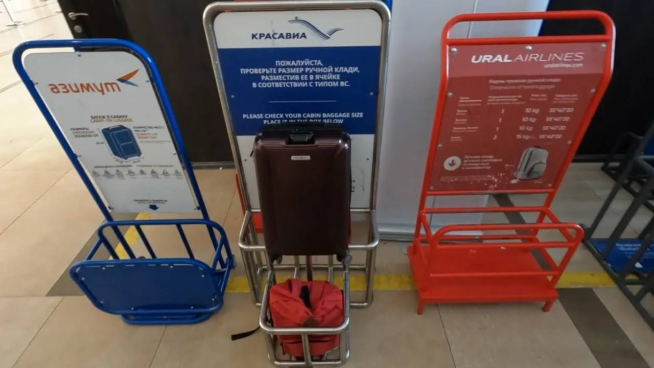 В России снова предлагают ввести единые нормы ручной клади для всех авиакомпаний В Госдуме вернулись к идее унифицировать размеры ручной клади в самолётах С инициативой выступила первый зампред комитета по экономической политике Надежда Школкина По её словам ситуация когда каждая авиакомпания устанавливает собственные габариты и калибраторы выглядит несправедливой по отношению к пассажирам С Минтрансом обсудили вопрос калибраторов ручной клади параметры которых порой устанавливают сами авиаперевозчики Считаю такой подход не совсем правильным и справедливым На мой взгляд должен быть установлен унифицированный размер разрешенной ручной клади для всех пассажиров независимо от авиакомпании заявила Школкина Она также подчеркнула что требования к ручной клади не должны зависеть от типа самолёта Пассажир не обязан уточнять каким именно самолетом он летит тем более что нередки замены борта Сейчас Федеральные авиационные правила регулируют только минимальный вес багаж не менее 10 кг ручная кладь не менее 5 кг А вот габариты авиакомпании устанавливают сами и из за этого пассажиры регулярно сталкиваются с доплатами прямо у выхода на посадку   Это уже не первая подобная инициатива В декабре с аналогичным предложением выступали депутаты от партии Новые люди uletet 1