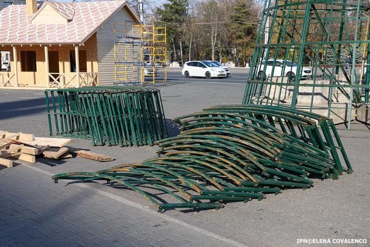 На площади Великого Национального Собрания началась установка новогодней елки, праздничных домиков и катка.    Кишинев Live. Подписаться