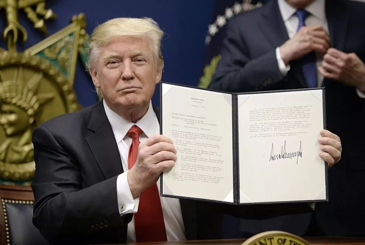 Трамп взял за горло рекламу лекарств в США Американский президент подписал меморандум ужесточающий требования к рекламе лекарств чтобы избежать злоупотреблений со стороны фармпроизводителей и не вводить пациентов в заблуждение относительно рисков для здоровья Моя администрация гарантирует что действующее правовое регулирование рекламы лекарственных препаратов обеспечит американским потребителям предоставление честной сбалансированной и полной информации обещает Трамп Вопросами регулирования рекламы фармацевтической продукции в США с 1962 года занимается FDA По словам американского лидера раньше регулятор обеспечивал предоставление производителями и дистрибьюторами максимально полной информации но со временем расслабился и по мере появления новых каналов рекламы и продаж в этой сфере выросло число злоупотреблений Заняться нормативными актами которые гарантировали прозрачность информации о побочках и рисках лекарств предстоит Министерству здравоохранения и социальных служб США Особенно меморандуму обрадовался Роберт Кеннеди младший некогда ратовавший за полный запрет рекламы фармацевтических продуктов направленной непосредственно на потребителя Министр здравоохранения и социальных служб охарактеризовал подписанный Трампом документ как исторический Руководитель FDA Марти Макари заявил что меры будут направлены против интернет аптек продвигающих лекарства без упоминания побочных эффектов а также против инфлюенсеров продвигающих лекарства за деньги Хорошо что Ленинград исполняет свои песни в России А то в США клип Тирзетта могли бы и не посчитать творческим произведением на которое не распространяются положения Федерального закона О рекламе Без рецепта