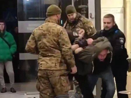 «Любимая Родина распорядилась»: после десяти лет в тюрьме сразу в ТЦК  Вчера стало известно, что заключенный Андрей Коломиец, который отбыл десятилетний срок в России, вернулся на Украину – и его тут же схватили ТЦКшники.  Андрея Коломийца задержали в Крыму в 2015 году за покушение на сотрудников Беркута на Майдане – за это он отсидел 10 лет в российской тюрьме. После освобождения его отправили на Украину, но киевский режим его принимать не хотел из-за просроченного паспорта.  Однако «хероя революции гидности» все-таки приняли на родину – и тут же скрутили и отвезли в Белгород-Днестровский ТЦК. Сейчас связи с ним нет.  Символично. «За что скакал», так сказать.