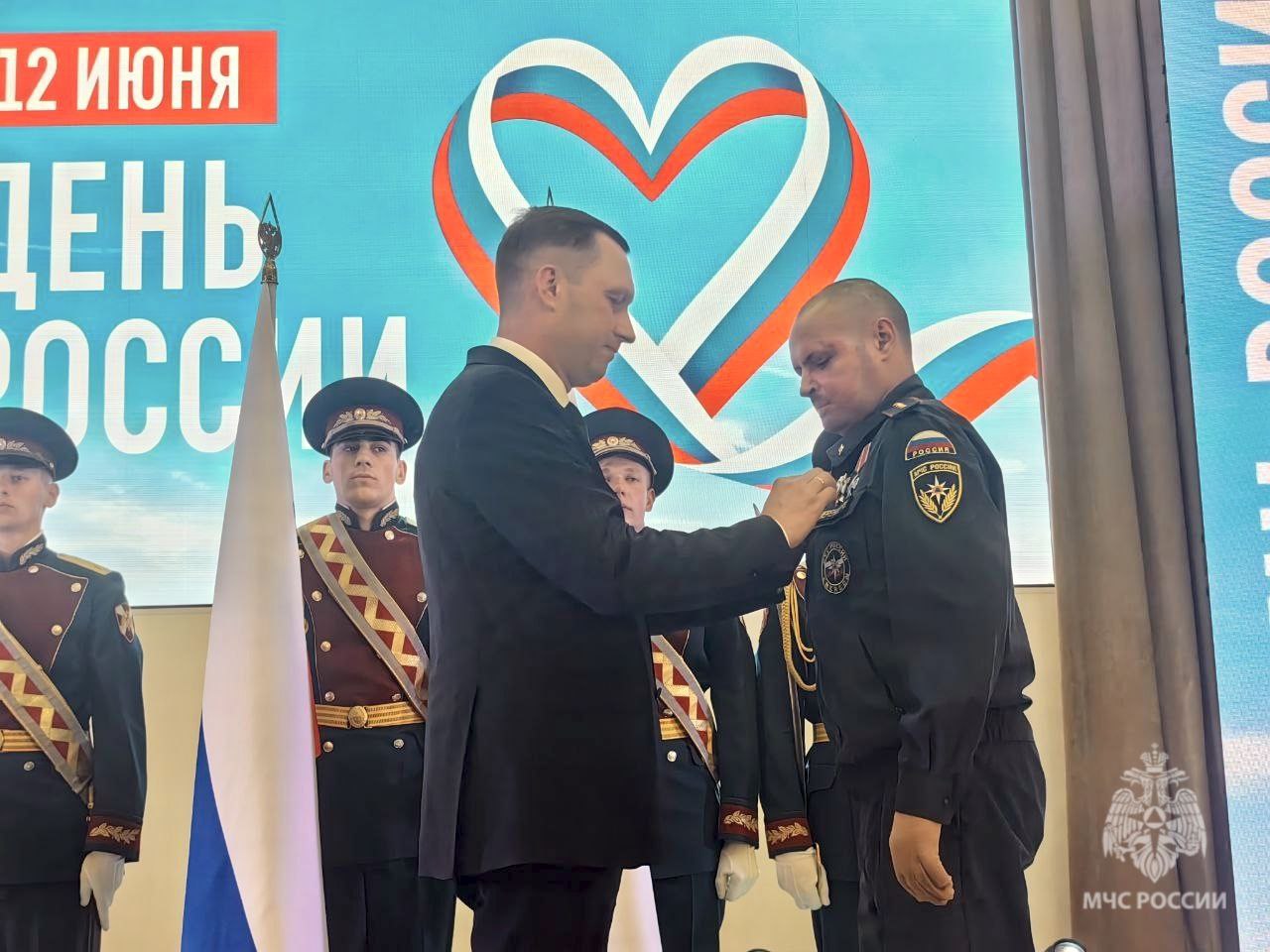 День России: в областном Правительстве наградили пожарного Романа Меренова В преддверии Дня России Губернатор Саратовской области Роман Бусаргин вручил награды отличившимся жителям области. Среди награжденных водитель 4 пожарно-спасательной части ГУ МЧС России по Саратовской области Роман Меренов. Ему вручили сегодня Почетный знак Губернатора Саратовской области «За мужество и отвагу». Напомним, ранее в Санкт-Петербурге министр МЧС России Александр Куренков наградил Романа во время его лечения в госпитале орденом Мужества.