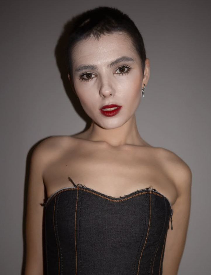 Блогер Ирина Небога умерла от саркомы Юинга на 22 м году жизни Девушка заболела раком костей в 16 лет с тех пор она вела соцсети где делилась подробностями своей жизни и борьбы со смертельно опасным недугом Подписаться на РИА Новости