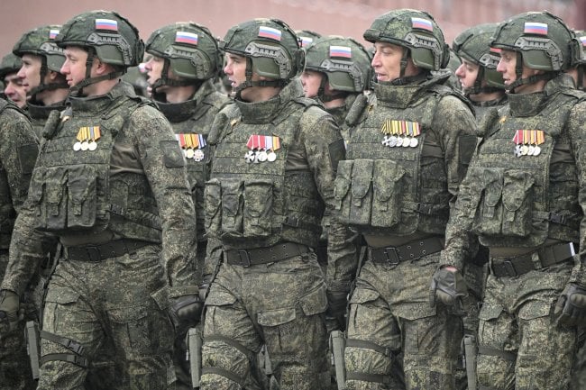 В День Победы военные парады состоятся в Новочеркасске и Ростове-на-Дону. Торжественные мероприятия с участием воинских подразделений запланированы также в нескольких городах региона.  "Окончательное решение о формате проведения праздничных мероприятий будет принято позднее", - сообщил начальник управления информационной политики правительства Ростовской области Сергей Тюрин.  Не решен пока вопрос с форматом проведения в Ростовской области акции "Бессмертный полк", так как в регионе по соображениям общественной безопасности действует ограничение на проведение культурно-массовых мероприятий.   Как сообщил ранее министр обороны РФ Андрей Белоусов, 9 мая парады пройдут в Москве и еще в 27 городах России.  Фото: AFP