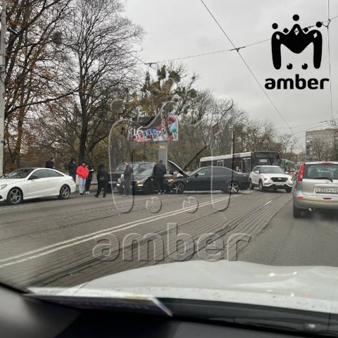 Трамваи временно пустили в обход Черняховского из-за аварии у Верхнего озера.  ДТП заблокировало движение вагонов, поэтому оба маршрута теперь идут с площади Победы по Ленинскому и далее — по Шевченко. В районе 9 Апреля их ждать бесполезно.   UPD. Движение трамваев восстановили, но Черняховского стоит в обе стороны.