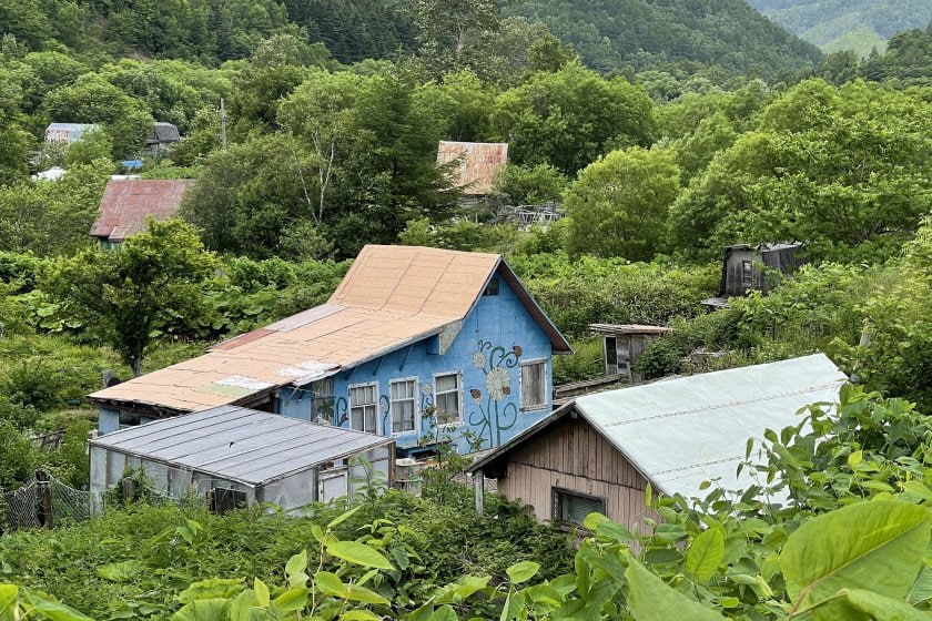 В России хотят уточнить требования к земельным участкам Разработкой соответствующих законодательных поправок занимается Федеральная служба государственной регистрации кадастра и картографии Росреестр Что планируют изменить  Вопрос о границах в действующей редакции закона запрещено включать в такие границы участки принадлежащие лицам не являющимся учредителями товарищества Новый проект сохраняет этот запрет для вновь создаваемых территорий однако в границы уже существующей территории такие участки смогут быть включены при условии согласия их владельцев  Общее имущество Право общей долевой собственности на дороги площадки сети и другие объекты общего пользования будет возникать автоматически после постановки на кадастровый учёт Больше не нужно собирать собрание и отдельно регистрировать право  Ресурсоснабжающим компаниям станет проще Поправки позволят урегулировать порядок передачи общего имущества в их пользование например для подключения газа по программе социальной газификации Проект намерены представить в правительство в марте а в ноябре внести на рассмотрение Государственной Думы Подписаться на Российскую газету в Читать нас в MAX