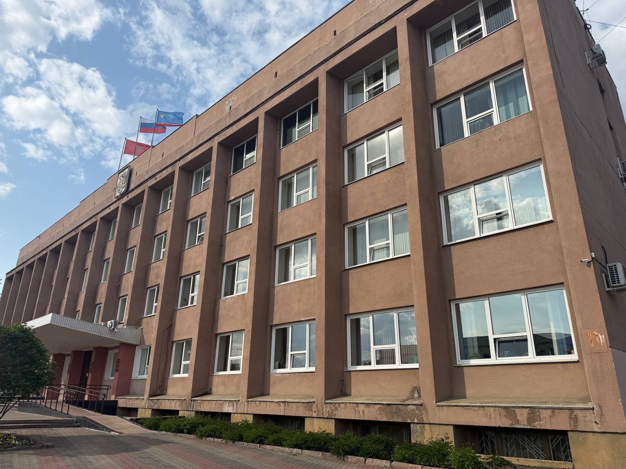 Прокуратура добилась восстановления справедливой зарплаты работникам дошкольных учреждений в ЗАТО г. Зеленогорск  Прокуратура проверила законность начисления зарплаты сотрудникам муниципальных учреждений ЗАТО г. Зеленогорск и выяснила, что установленная администрацией территориальная надбавка в размере 20% неправомерно включалась в расчет основной части заработка. Это привело к снижению уровня реальной оплаты труда.  Прокуратура внесла представление главе администрации города, однако оно было отклонено. Далее прокурор обратился в суд, но первая судебная инстанция отклонила требования, неправильно истолковав категории начислений. Несмотря на это, принципиальная позиция прокуратуры привела к положительному решению апелляционного суда, подтвердившего право работников на полный объем заработанных денег.  Сегодня прокуратура контролирует процесс устранения выявленных нарушений и настаивает на проведении полного перерасчёта зарплат всем сотрудникам детских садов и иных муниципальных организаций.   Фактическое устранение нарушений под строгим контролем прокуратуры.     Сайт     Тelegram     ВК