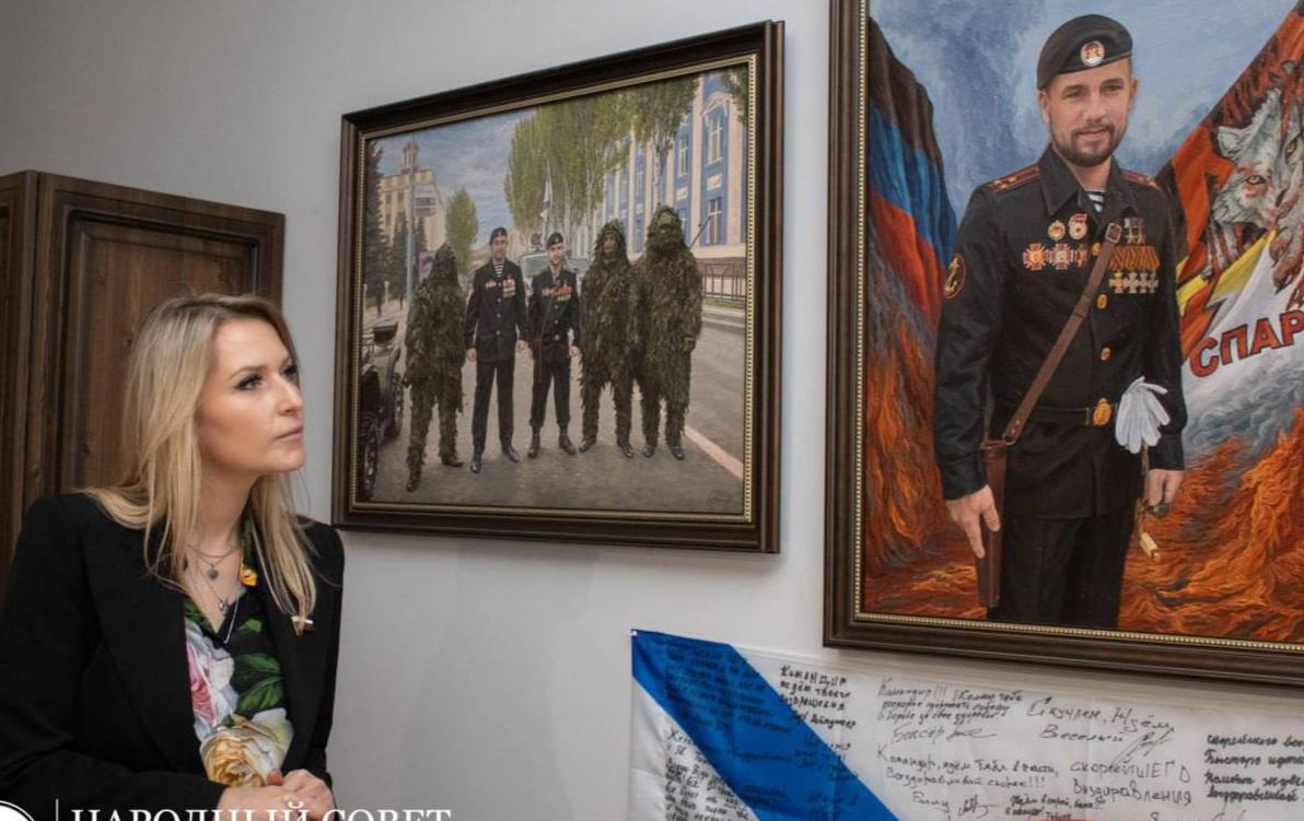«Спарта» на колесах: в России планируют передвижной музей о конфликте на Донбассе Создать передвижную экспозицию музея имени Героя России Владимира Жоги предложила депутат Госдумы Яна Лантратова. Это нужно, чтобы показать правду о событиях в Донбассе по всей стране, особенно детям и молодежи. Также она считает целесообразным открыть постоянные филиалы музея в городах России, таких как Москва и Екатеринбург. Музей разведбатальона «Спарта» содержит уникальные экспонаты: трофейное оружие, документы, знаки различия украинских бойцов и наемников, а также доказательства применения западного вооружения против мирных жителей Донбасса. В экспозиции представлены и личные вещи Жоги, погибшего в 2022 году при эвакуации мирных жителей Волновахи.