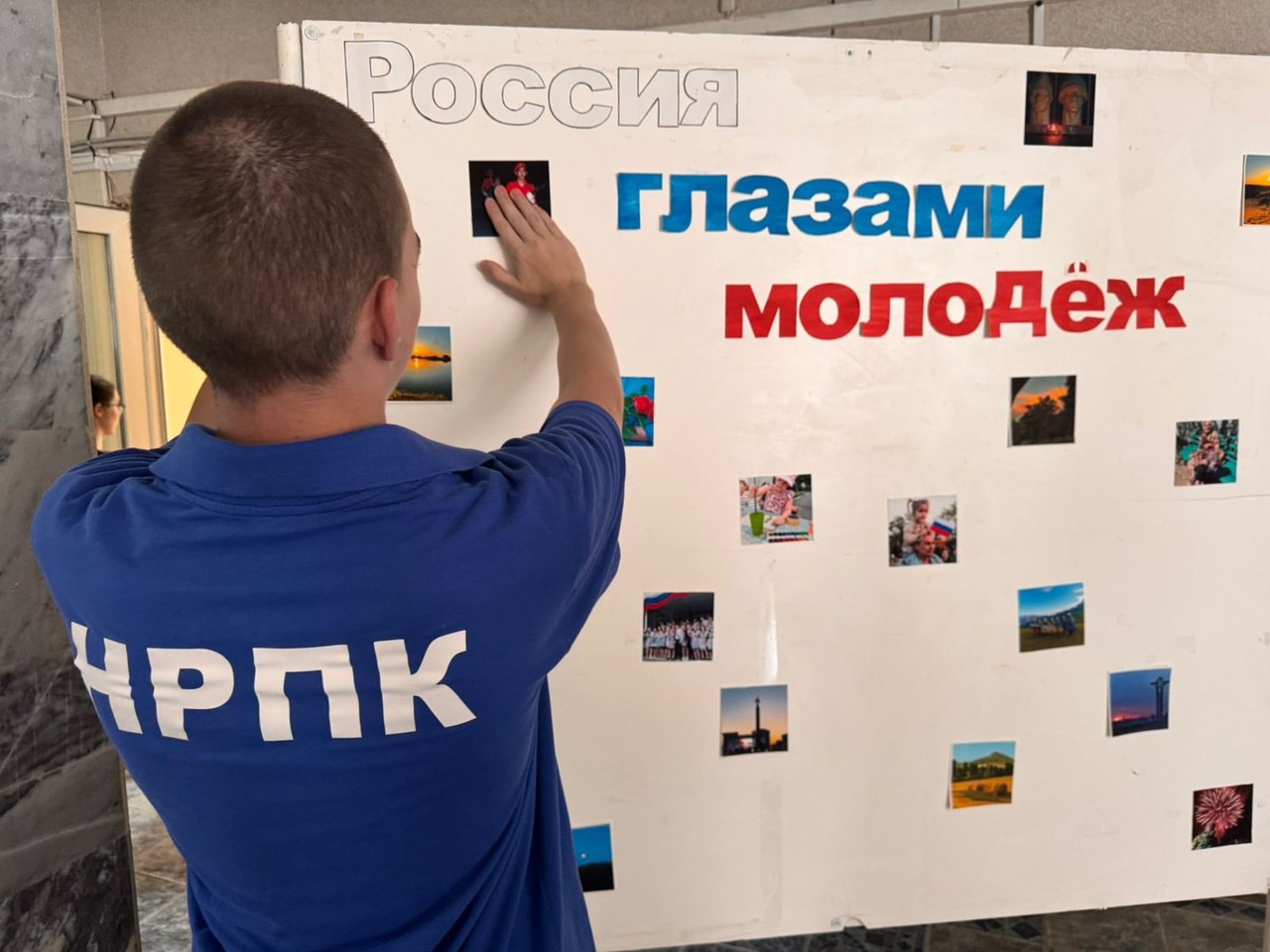 На площади Ленина в Нефтекумске появится стенд «Россия глазами молодёжи» Уже завтра вся страна будет отмечать День России. Это один из главных российских праздников, который символизирует национальное единство и гордость за свою страну. В преддверии этого важного дня активисты Движения Первых из политехнического колледжа Нефтекумска и их наставник Светлана Гордиенко приступили к оформлению стенда «Россия глазами молодёжи», который будет выставлен на городской площади в честь праздника. Фото: Движение Первых / ГБПОУ НРПК