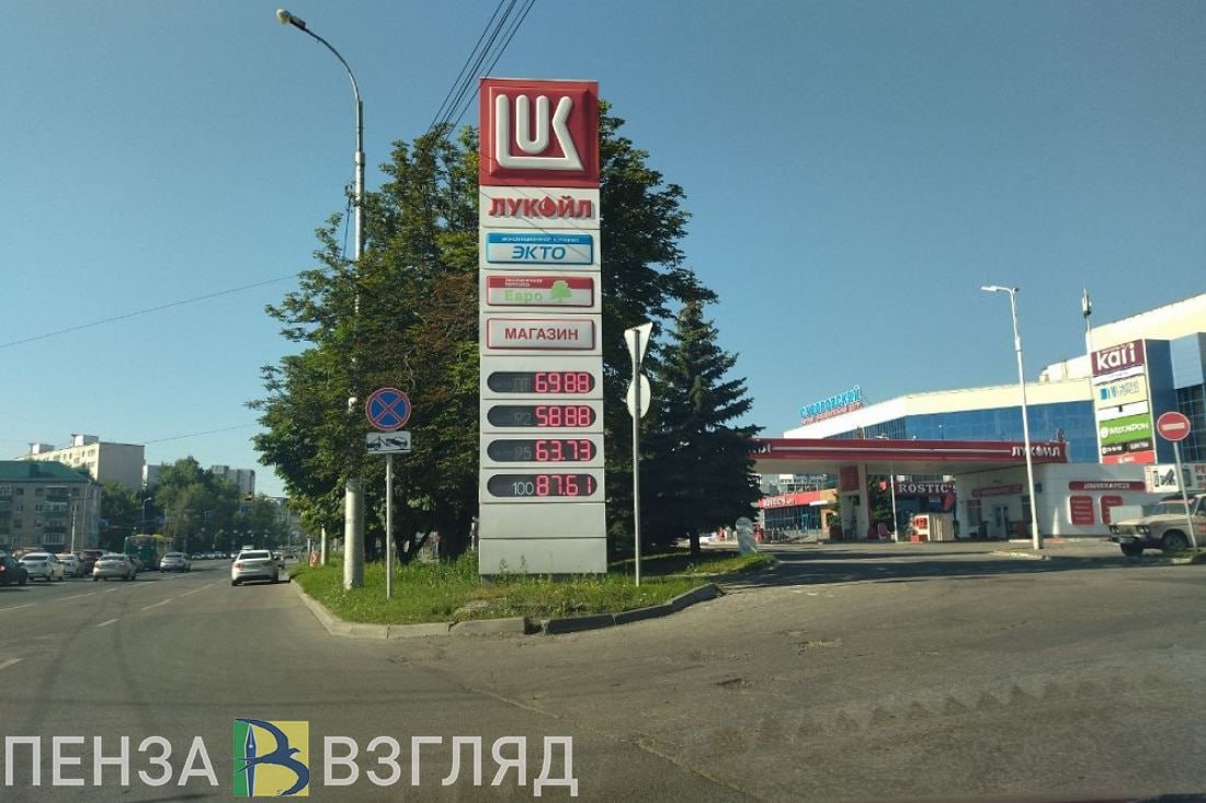 Бензин подорожал еще раз, отмечают пензенцы На автозаправочной станции, расположенной рядом с ТЦ «Суворовский», произошло очередное подорожание топлива. Стоимость литра бензина марки АИ-92 составляет 58 рублей 88 копеек. Еще в прошлое воскресенье, 6 июля, бензин этой марки стоил 58 рублей 68 копеек. Прибавил в цене АИ-95. Ранее за литр топлива просили 63 рубля 53 копейки, а сейчас автолюбителей ждет новый ценник — 63 рубля 73 копейки. В очередной раз осталась неизменной цена бензина АИ-100 — 87 рублей 61 копейка. Стоимость этого вида топлива не меняется как минимум с 11 июня. Также стабильной остается цена на дизельное топливо. С апреля текущего года она составляет 69 рублей 88 копеек за литр. -Взгляд