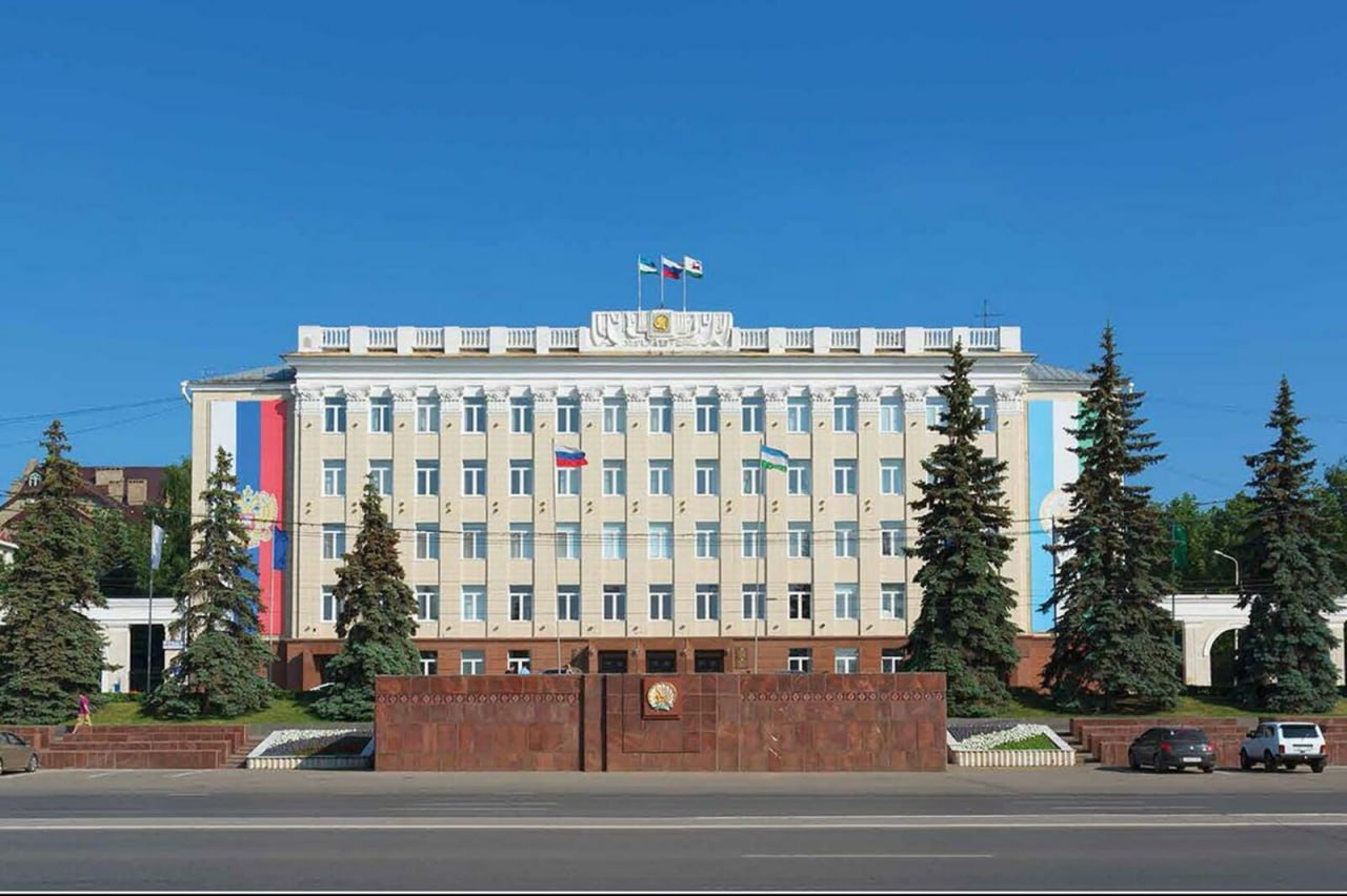 Мэрия Уфы переводит часть сотрудников на удаленную работу Об этом сообщил мэр города Ратмир Мавлиев на оперативном совещании 15 октября заслушав доклад об исполнении бюджета Сложно назвать это оптимизацией отметил градоначальник Мы переводим на удаленную работу тех сотрудников у которых нет необходимости весь день находиться в администрации Мэр подчеркнул что нужно готовиться к непростыми финансовым планам Источник АиФ Подпишитесь на ufa rb