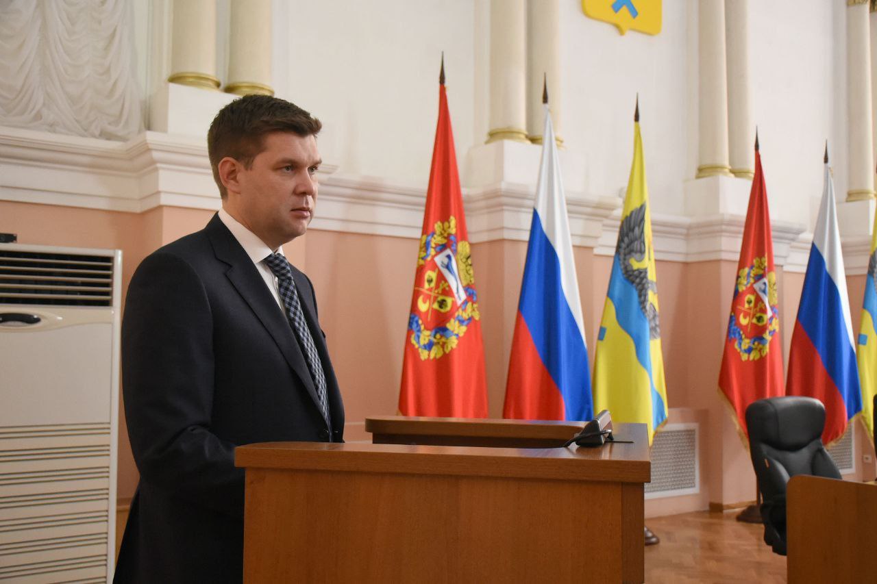 Альберт Юмадилов избавился от приставки и о и стал мэром Оренбурга Депутаты Оренбургского горсовета избрали на пост главы Оренбурга врио главы города Альберта Юмадилов За него единодушно проголосовали 36 депутатов Известно что официально избранный глава Оренбурга вступит в должность сегодня в 15 30 Церемония пройдет в зале заседаний администрации города Подпишитесь на канал ЕАН Оренбург