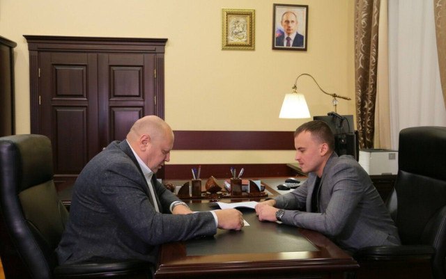 Мэр Омска Шелест стал наставником участника специальной операции Мэр Омска Сергей Шелест стал наставником участника специальной военной операции Павла Журавлева в рамках регионального кадрового проекта ПРОдвижение ГЕРОЕВ Об этом глава города сообщил в своем телеграм канале По поручению президента России Владимира Путина старт проекту в Омской области дал губернатор Виталий Хоценко Сергей Шелест рассказал что по первому образованию Павел Журавлев является инженером а по второму юристом Сейчас он проходит военную службу по контракту Позже Павел Журавлев намерен стать государственным или муниципальным служащим Познакомил его со своими заместителями рассказал о структуре городской администрации о сложностях работы важных аспектах взаимодействия между различными структурными подразделениями рассказал мэр города rbc omsk