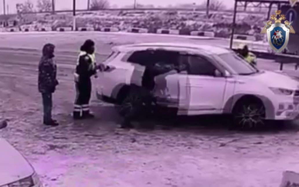 На Ставрополье водитель при попытке скрыться сбил полицейского В Курском округе мужчина подозревается в применении насилия в отношении сотрудника полиции Как сообщили в краевом управлении СКР 19 января инспектор ДПС г Пятигорска остановил на КПП Ищерское автомобиль для проверки документов Полицейский заподозрил что мужчина перевозил запрещенные вещества и пытался осмотреть автомобиль Однако водитель попытался скрыться и совершил наезд на автоинспектора В результате сотрудник полиции получил травму головы Возбуждено уголовное дело Идет следствие ГТРК Ставрополье Читайте нас в MAX