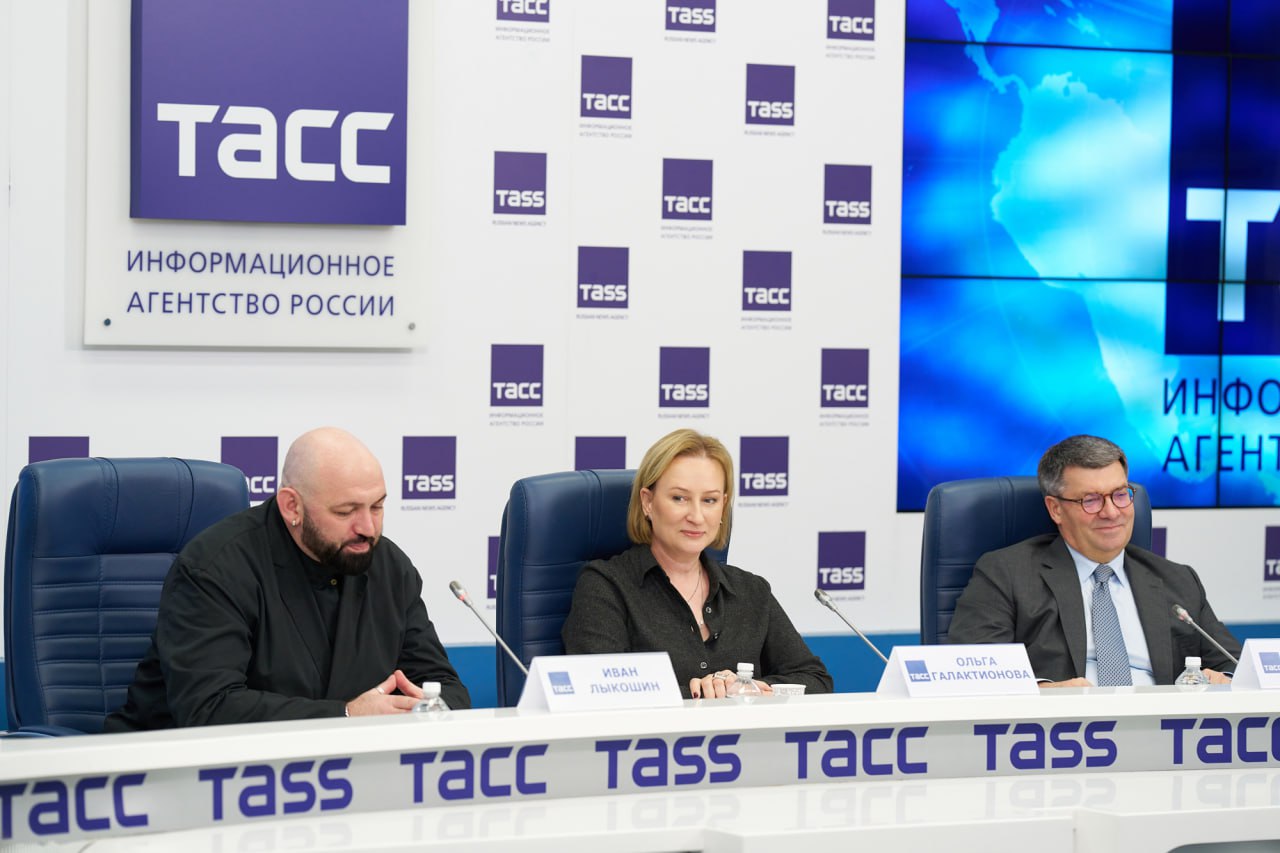 Пушкинский музей и РОСИЗО представили на пресс конференции ТАСС выставочный проект Импрессионисты в Сибири В рамках совместного проекта Пушкинского музея и РОСИЗО коллекция импрессионистов Пушкинского музея впервые отправится в турне по городам России которое продлится до конца 2026 года Жители шести сибирских городов получат уникальную возможность увидеть 30 картин принадлежащих кисти Гюстава Курбе Альфреда Сислея Поля Сезанна Анри Матисса Альбера Марке и других художников чьи работы изменили мировое искусство Вместе общими усилиями мы приобщаем к великому наследию импрессионистов жителей важнейшего для России пространства Сибири и это ответственный социальный проект который несомненно станет большим событием во всех городах участниках Генеральный директор РОСИЗО Иван Лыкошин Выставочный цикл стартует 16 декабря в Омском областном музее изобразительных искусств имени М А Врубеля Выставка имеет три раздела Предыстория импрессионизма Импрессионизм и его время Уроки импрессионизма РОСИЗО