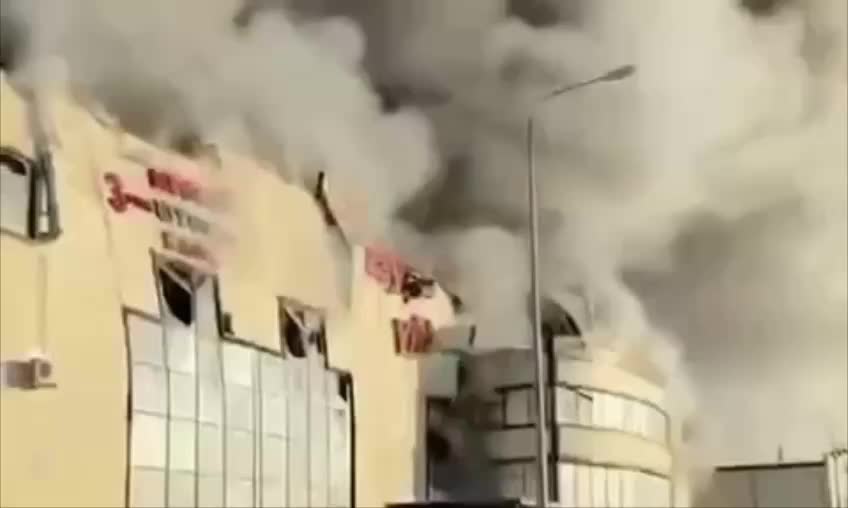 Пожар в Астане: трое спасателей пострадали при тушении огня на рынке «BIG Шанхай»