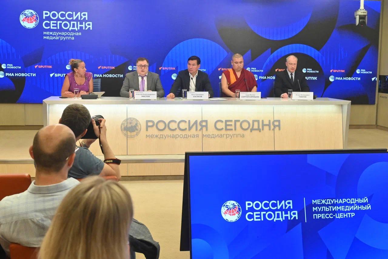 Глава Калмыкии Бату Хасиков принял участие в пресс-конференции, посвященной III Международному буддийскому форуму Мероприятие прошло на базе Международного информационного агентства «Россия Сегодня». Участники, включая президента Фонда содействия буддийскому образованию и исследованиям Алексея Маслова, первого заместителя директора Фонда Росконгресс Игоря Павлова и председателя Центрального духовного управления буддистов геше Йонтена Лодой, обсудили предстоящее событие, которое пройдет в Элисте в сентябре этого года. Посмотреть пресс-конференцию можно по ссылке