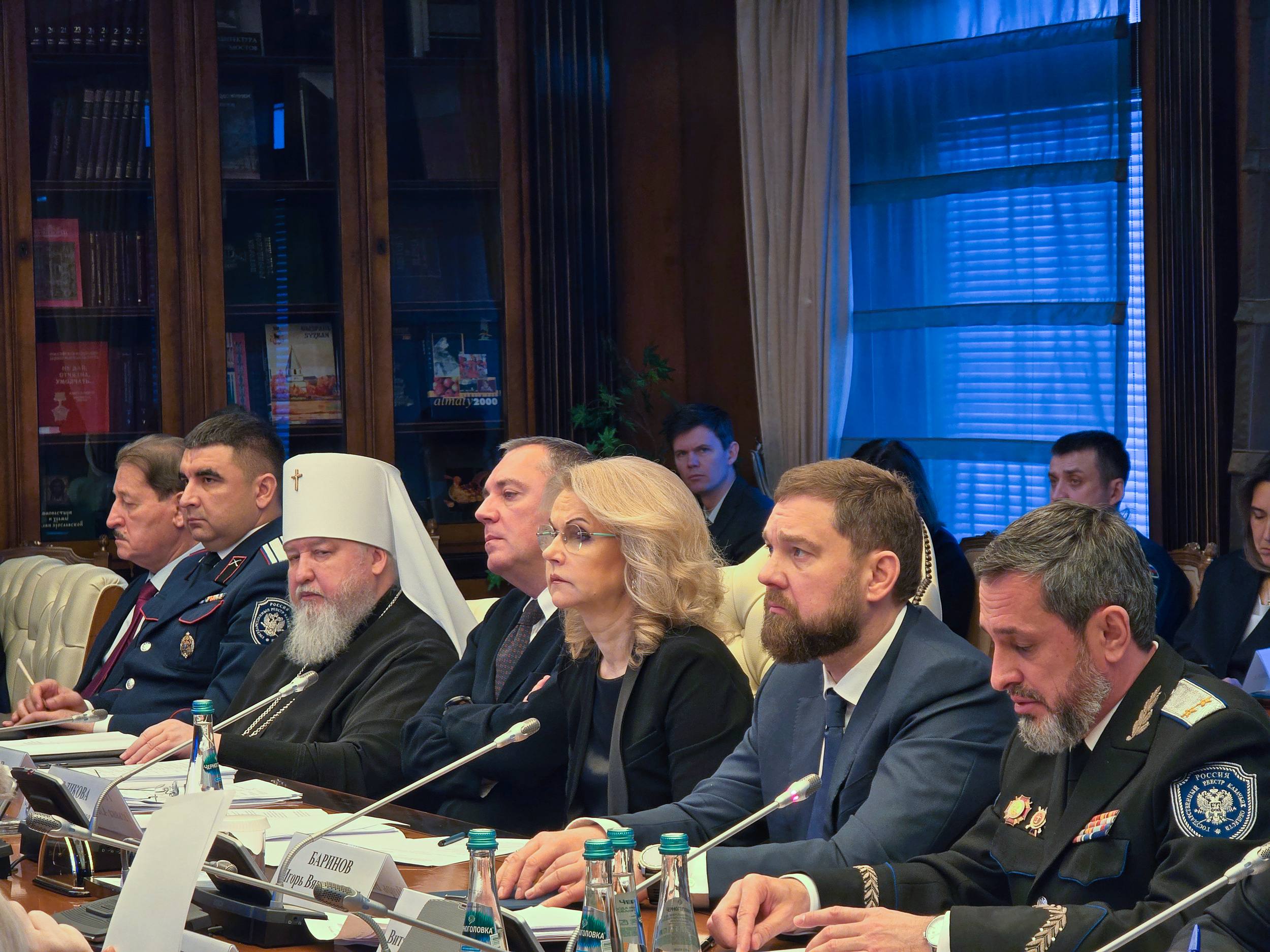 Татьяна Голикова провела заседание по реализации стратегии государственной политики в отношении российского казачества Участники заседания обсудили результаты исполнения в текущем году стратегии и плана ее реализации Вице премьер рассказала о ежегодном рейтинге регионов по оценке показателей реализации стратегии который составляется Федеральным агентством по делам национальностей Рейтинг формируется с учетом численности населения на основе 20 показателей По итогам 2024 года рейтинг возглавили Краснодарский и Ставропольский края Ростовская Астраханская Волгоградская области это те регионы где казачество существует исторически с давних пор В 2026 году заканчивается действующий план мероприятий по реализации стратегии На следующий период 2027 2030 годов будет разработан и утвержден новый план Важно чтобы региональные планы имели ту же структуру что и план реализуемый на федеральном уровне сказала Татьяна Голикова По итогам обсуждения даны поручения ФАДН и регионам принять исчерпывающие меры к исполнению в установленные сроки плана мероприятий по реализации Стратегии государственной политики Российской Федерации в отношении российского казачества на 2021 2030 годы а также организовать работу по внесению предложений в проект плана мероприятий по реализации стратегии на период 2027 2030 годов и приступить к разработке региональных планов По данным Минюста по состоянию на 1 октября 2025 года в России зарегистрировано 2327 казачьих обществ Около 1 1 тыс членов казачьих обществ заключили контракты о пребывании в мобилизационном резерве В настоящее время в специальной военной операции принимают участие более 19 тыс казаков в ней задействовано 27 казачьих подразделений Казаки активно привлекаются к проведению профилактических мероприятий по обеспечению пожарной безопасности в населенных пунктах и лесных массивах Подписаться на Правительство России в MAX