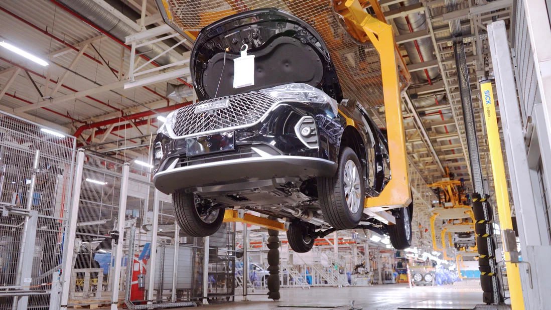 В Калуге запустили производство кроссовера Haval M6 по полному циклу  Предприятие «ПСМА Рус» объявило о начале массового выпуска Haval M6 по полному циклу со сваркой и окраской кузовов. Сообщается, что для этого на заводе серьёзно модернизировали основные производственные линии.  Компания «Автомобильные технологии», управляющая заводом, утверждает, что переход на новый метод производства проведён в кратчайшие сроки. Крупноузловую сборку кроссовера запустили в Калуге в феврале нынешнего года.